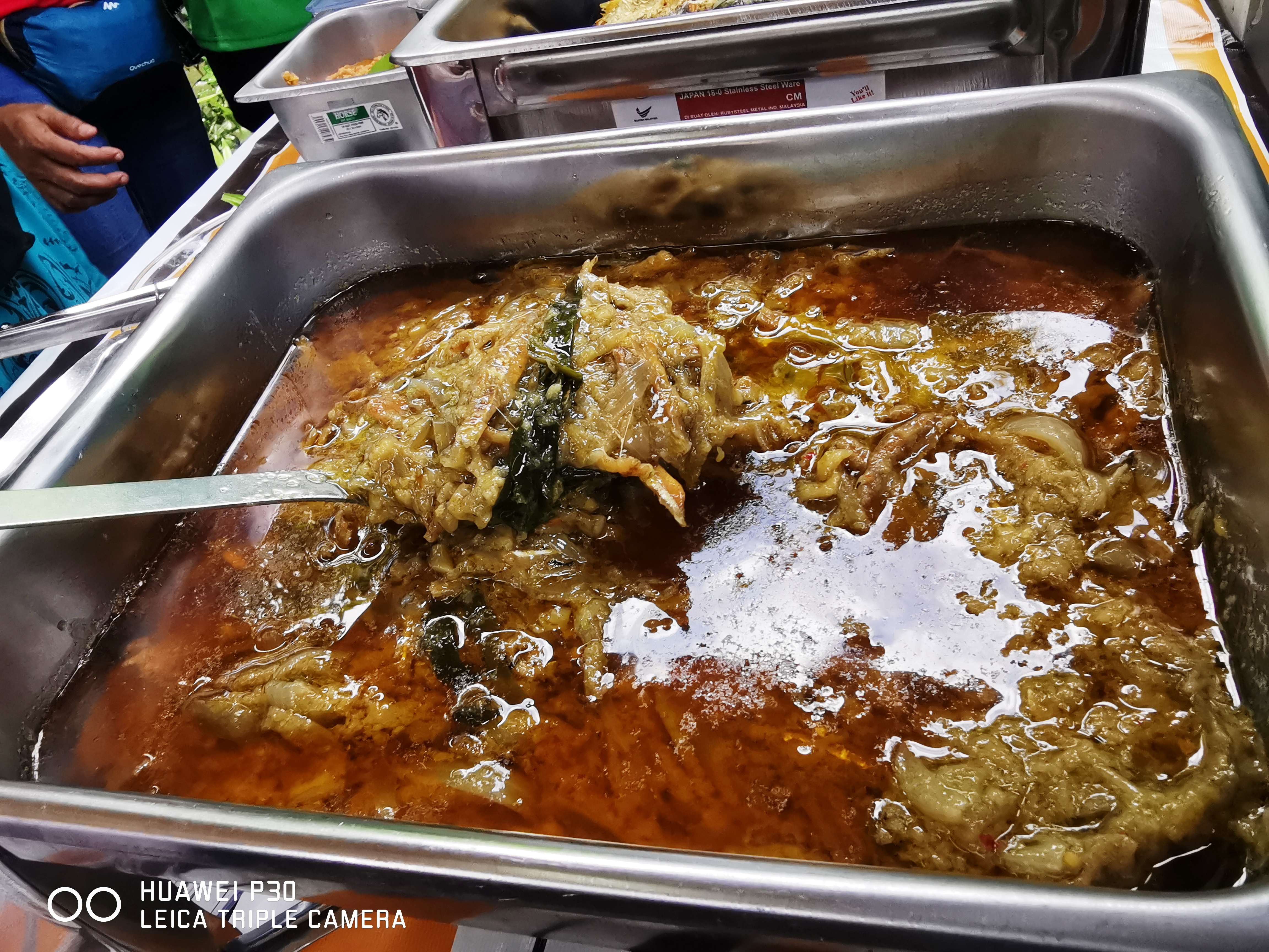 用榴莲果肉搅碎酱料烹调的Sambal Tempoyak Ikan Bilis。-杨琇媖摄-