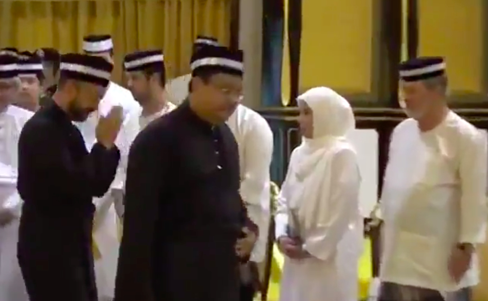 Tindakan Menteri Besar Kedah Datuk Seri Mukhriz Mahathir yang tidak bersalaman dengan Sultan Johor Sultan Ibrahim Sultan Iskandar megundang pelbagai reaksi warga maya. u00e2u20acu201d Foto ihsan Twitter/Friends of Johor