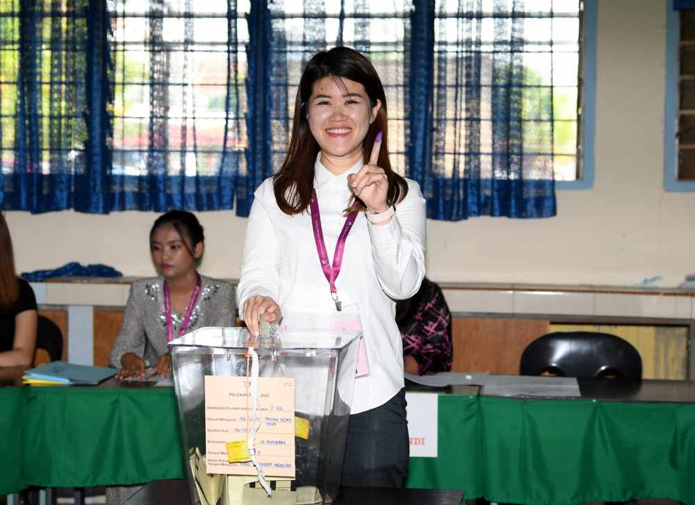 DAPu00e2u20acu2122s Vivian Wong Shir Yee casts her vote at the SK Muhibbah polling centre in Sandakan May 11, 2019. u00e2u20acu2022 Bernama pic