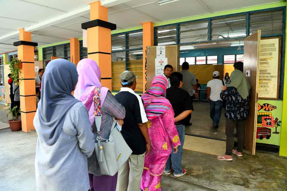 Voters queue up to cast their votes at the SK Tanjung Papat I polling centre in Sandakan May 11, 2019. u00e2u20acu2022 Bernama pic