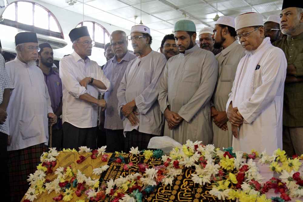 安华（左2）周六出席莫哈末依德利斯在清真寺举行的葬礼。