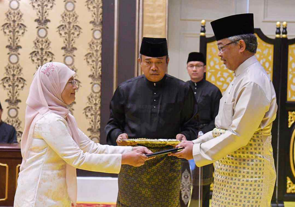 Datuk Tengku Maimun Tuan Mat receives her instrument of appointment as Chief Justice at Istana Negara, Putrajaya May 6, 2019. u00e2u20acu201d Picture via Twitter