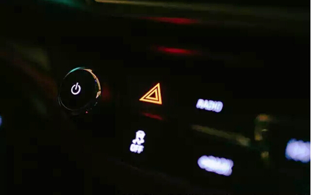 遇到什么意外状况需要紧急停车，记得按下这个三角形符号按钮打双闪灯。