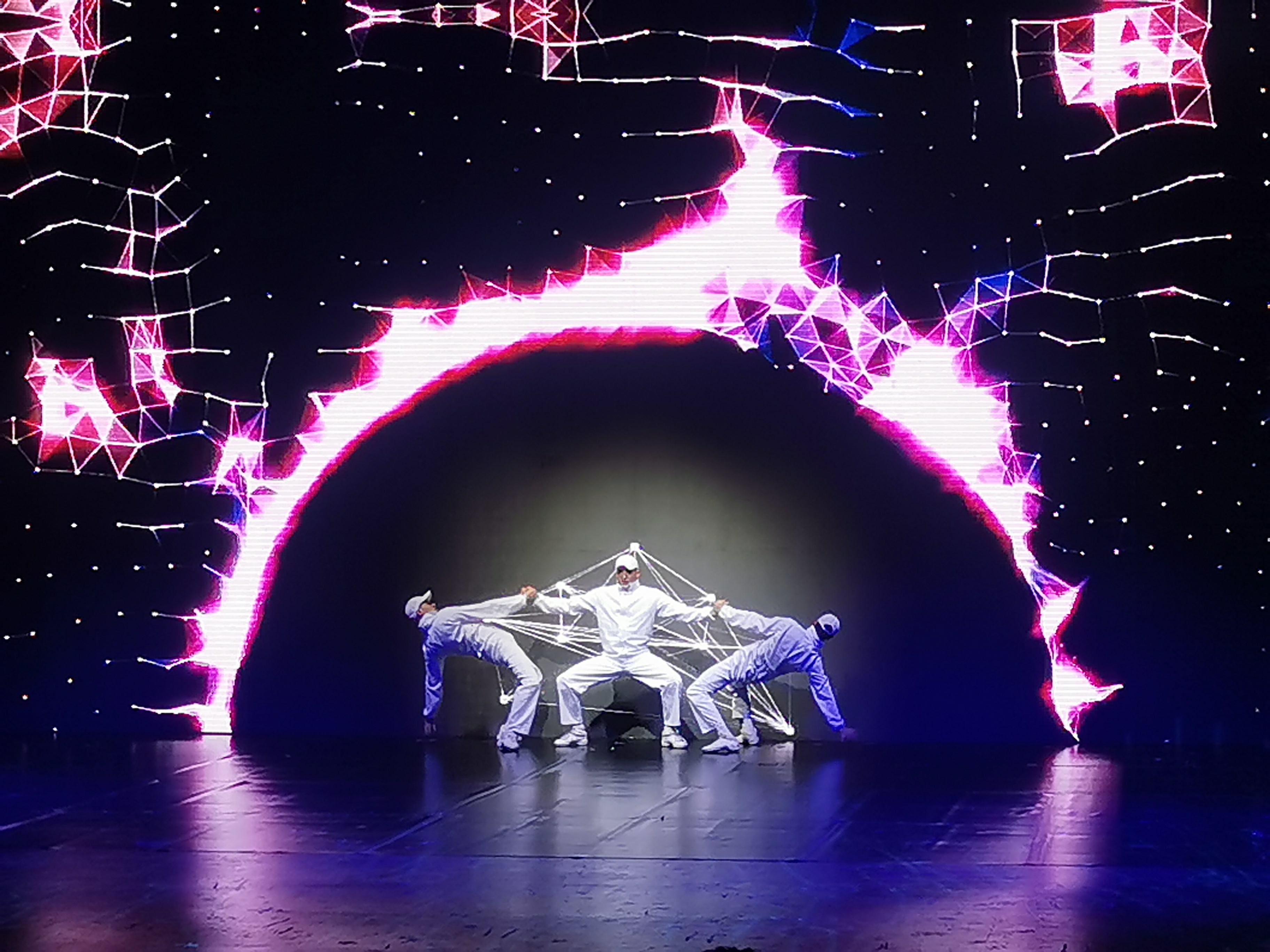 配合表演者呈现出魔幻效果的LED大屏幕，让观众有超乎想象的视听飨宴。-杨琇媖摄-