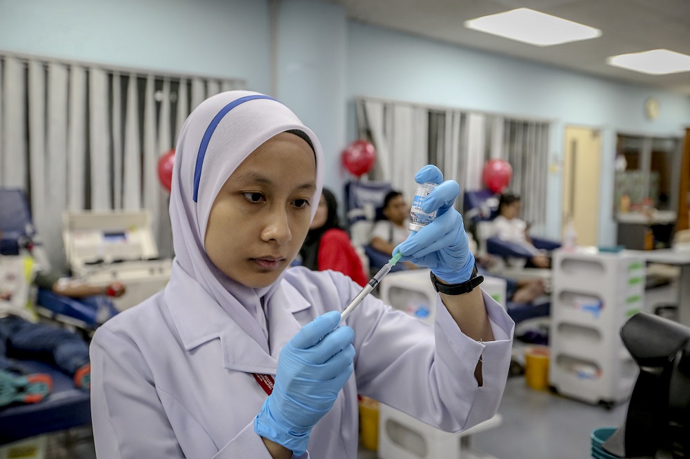 Nurses at work at National Blood Centre in Kuala Lumpur June 22, 2019. u00e2u20acu201d Picture by Firdaus Latif