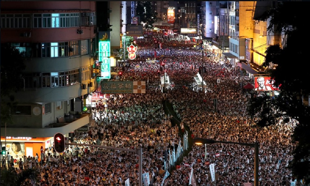 反送中示威人潮至晚间不散，成为香港最美夜色。-图取自香港苹果日报- 