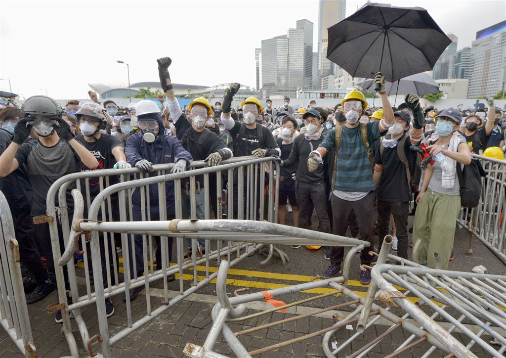 部分大学生身着黑衣、戴上头盔和口罩，对抗议行动做好准备。-图取自共同社-