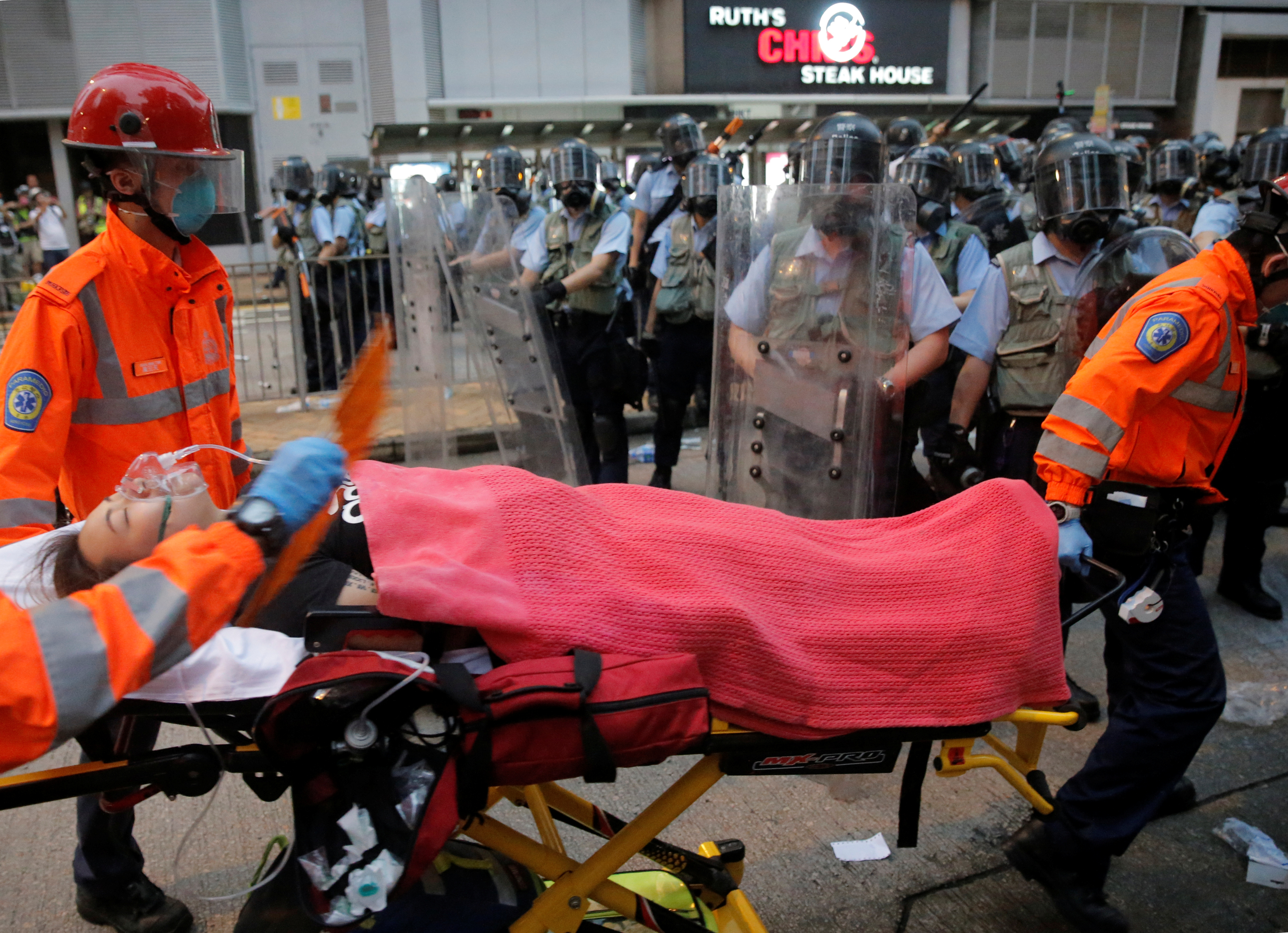 金钟的示威现场有10多人受伤，其中一人头部中枪，伤势严重送院抢救。-路透社-