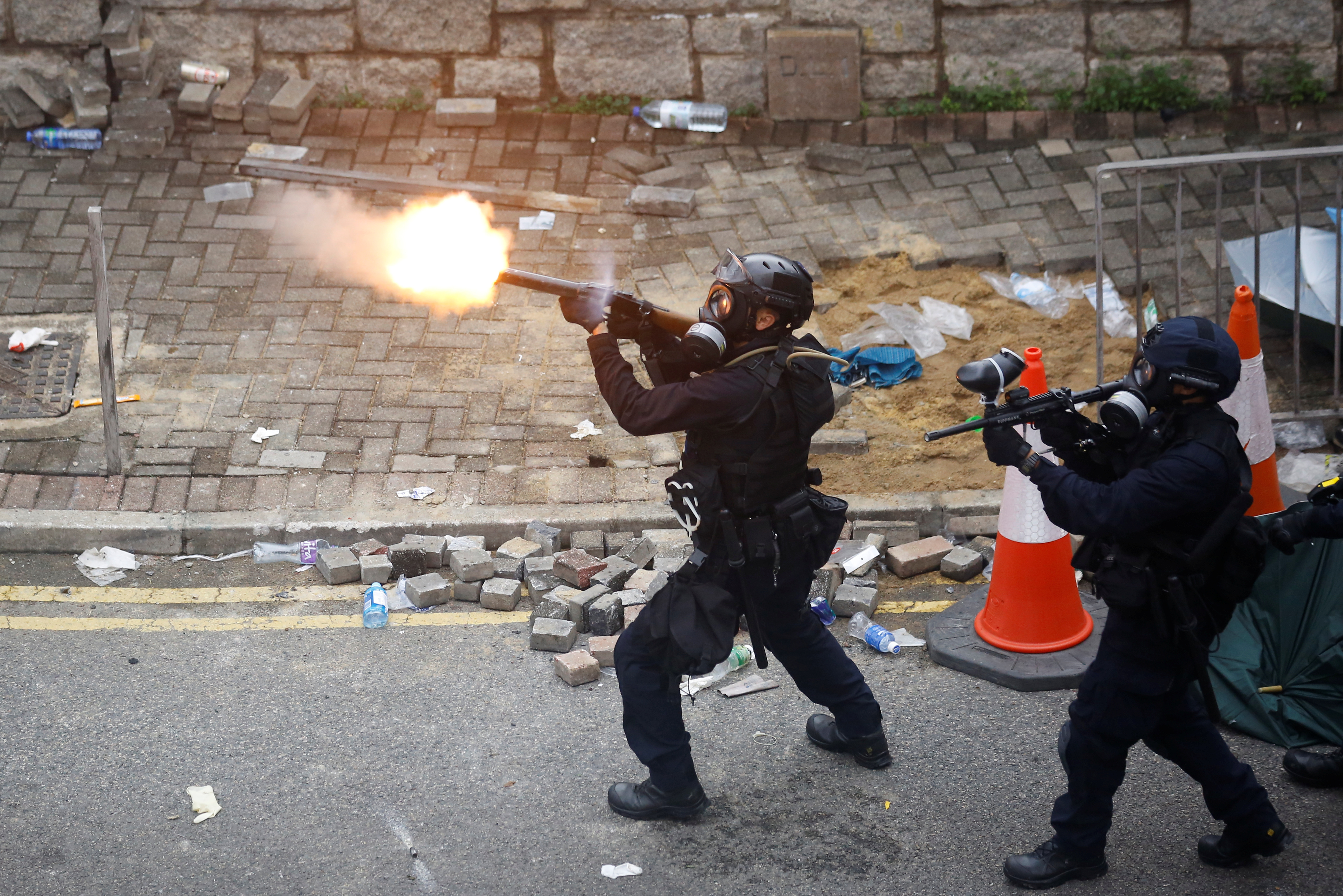 香港警察一哥表示，示威者所投掷的物品非常危险，警方逼不得已使用武器，并称已非常克制。-路透社-