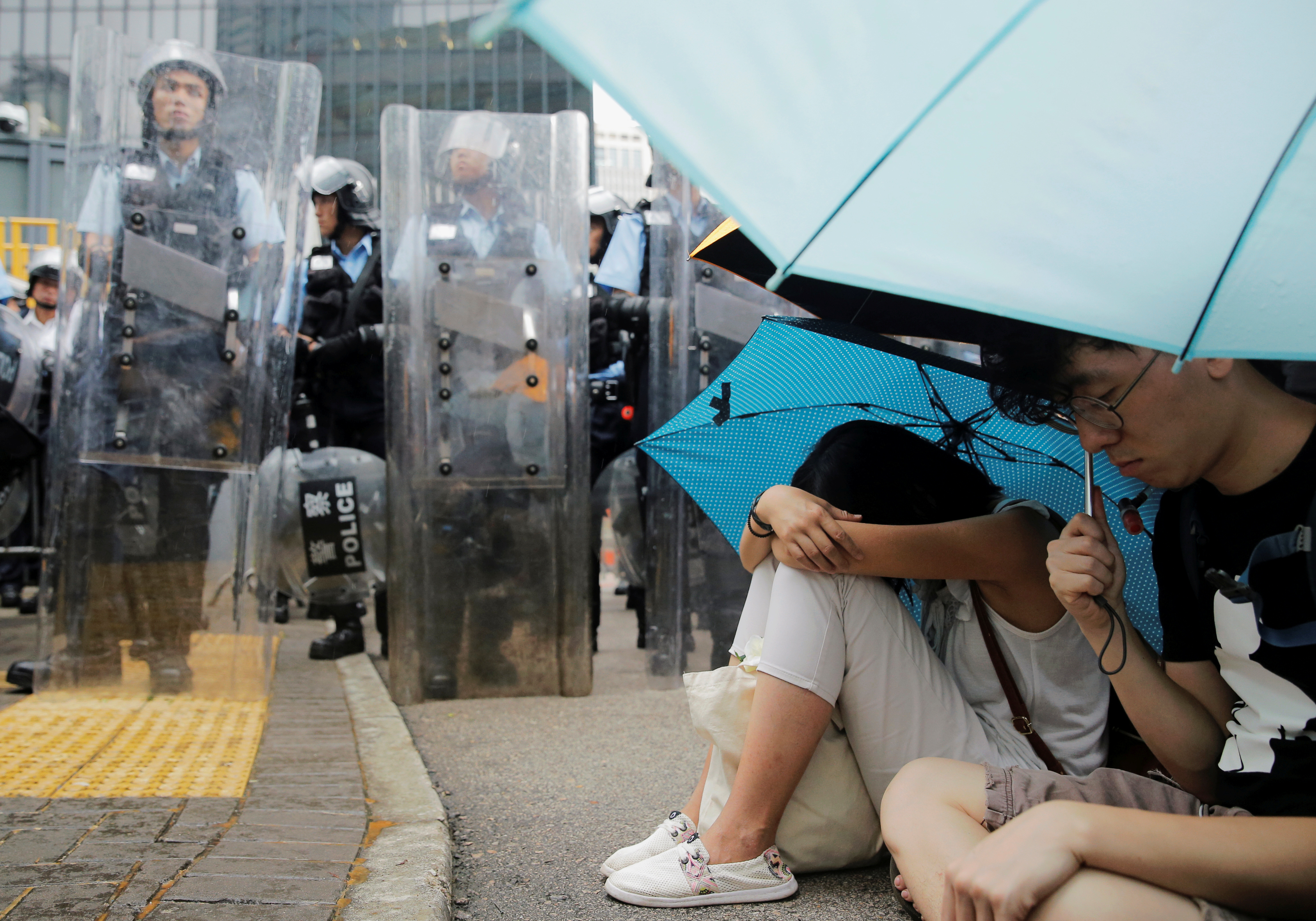 天公不作美，金钟示威现场下雨，不少示威者撑伞参加集会。-路透社-