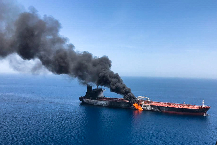 台湾中油租用的油轮Front Altair起火爆炸，并散发出巨大烟雾，可能是被磁性水雷攻击所致。-路透社-