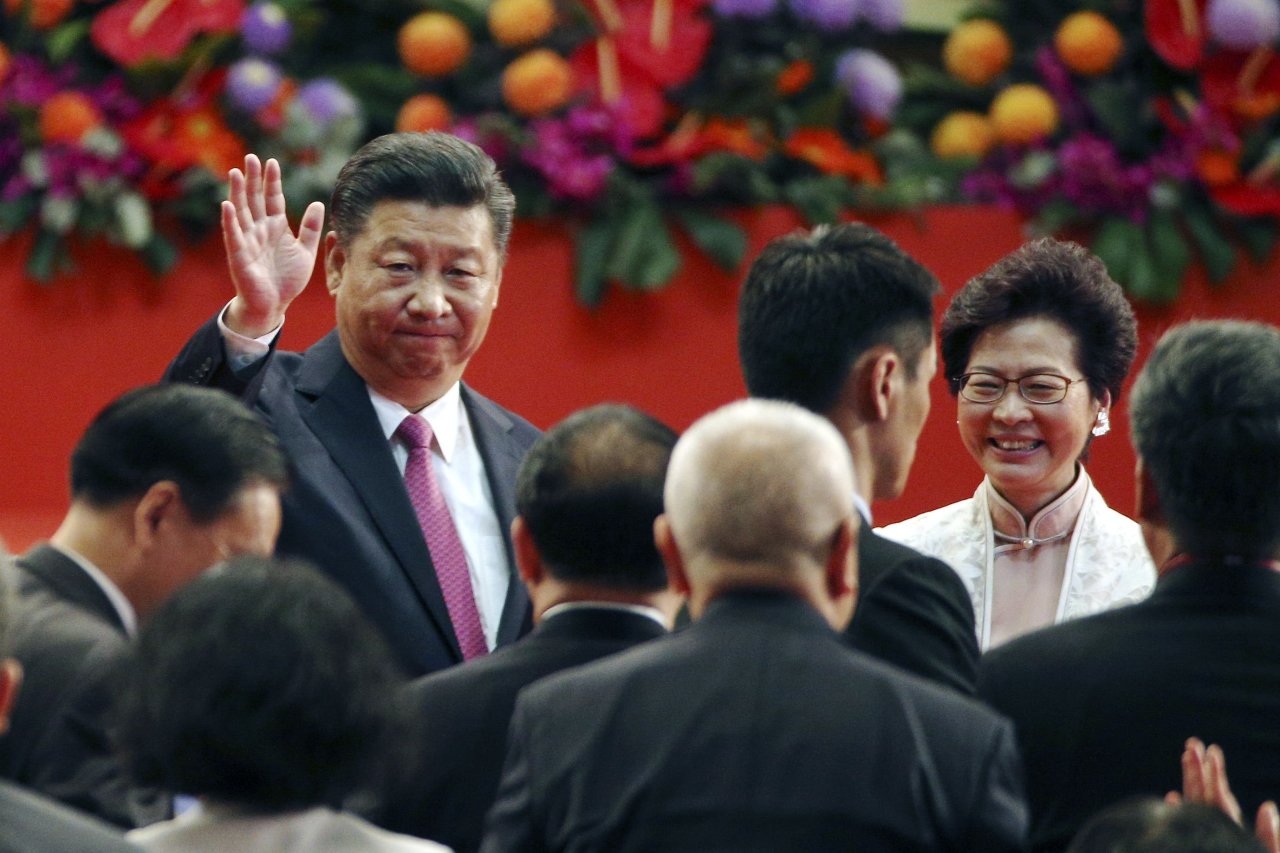 周六是中国国家主席习近平的66岁生日，香港特首林郑月娥向习总送上“大礼”，叫停审议《送中条例》“赠兴”。-档案照-
