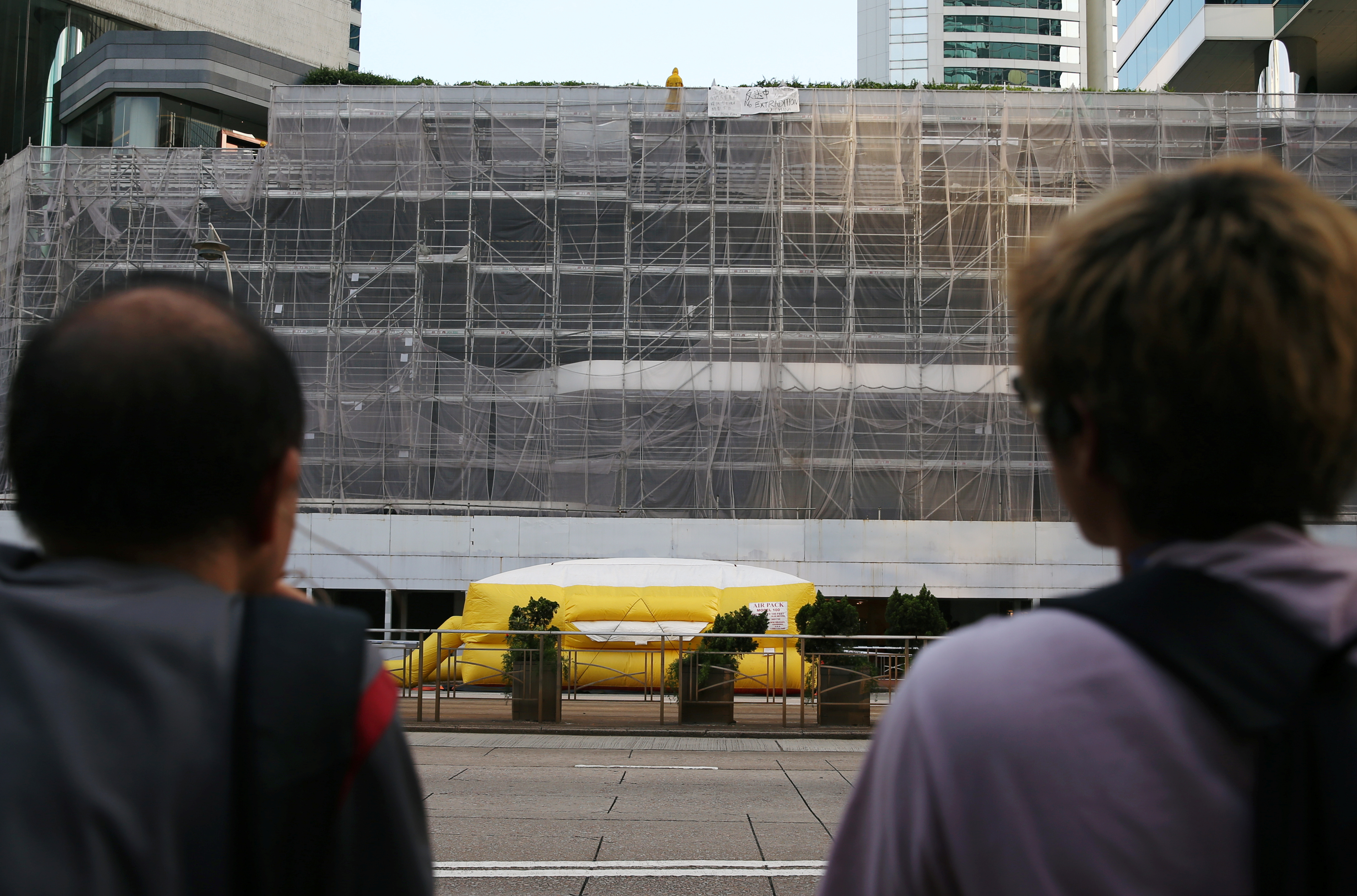 尽管消防人员已在地面铺设气垫戒备，但还是无法阻止悲剧发生。-路透社-