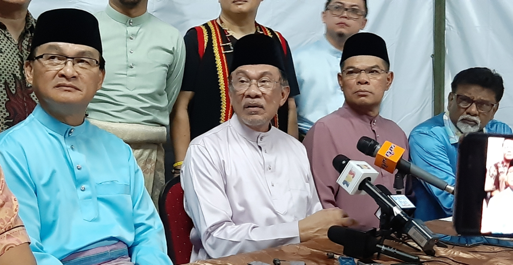 Datuk Seri Anwar Ibrahim (2nd left) with Sarawak PKR chief Baru Bian at a press conference, June 17, 2019. u00e2u20acu201d Picture by Sulok Tawie 