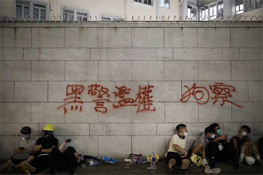 示威者在警察总部外墙喷上警察滥权等字眼。-图取自香港01-