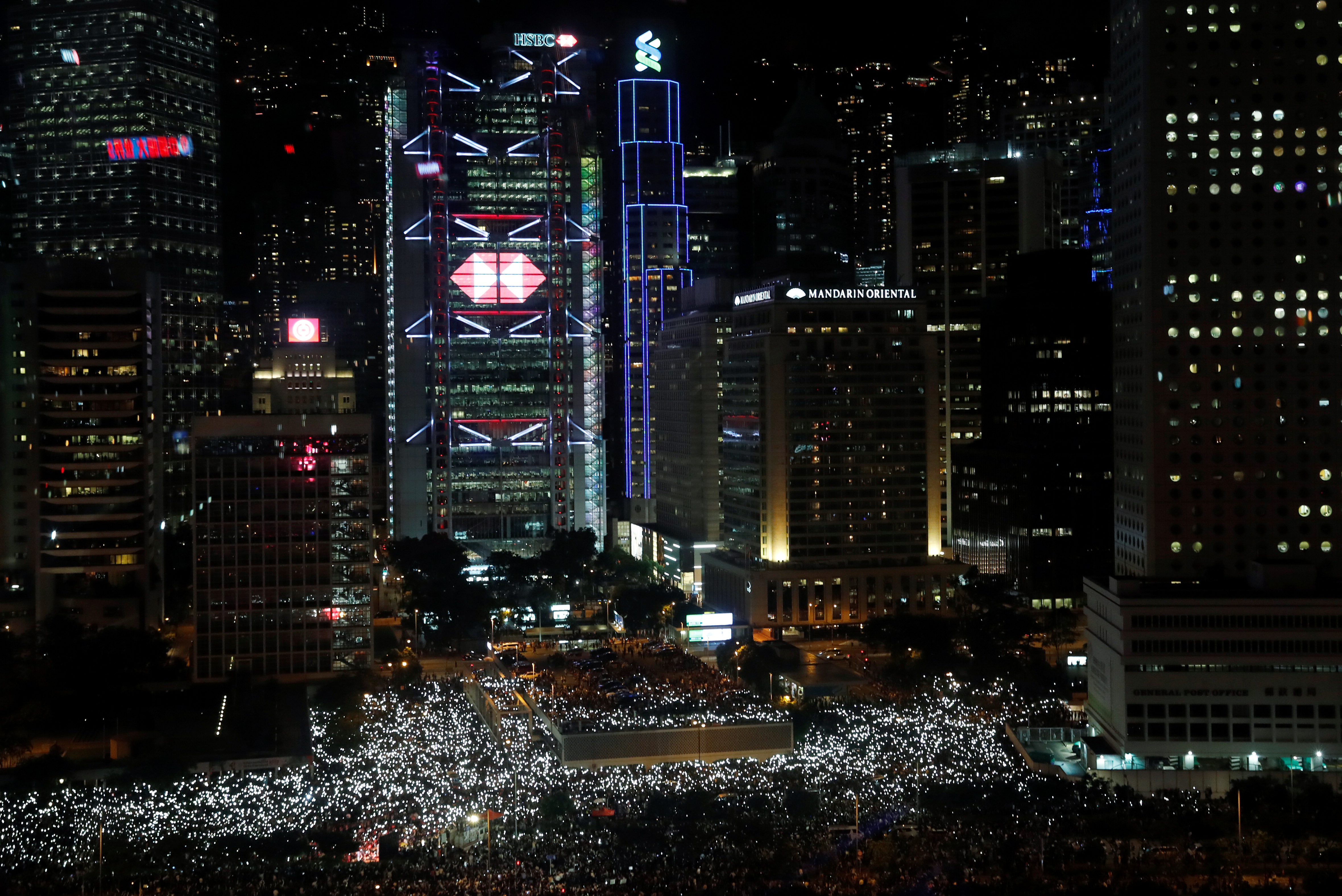香港人周三晚在中环集会，人潮挤满爱丁堡广场。-路透社-