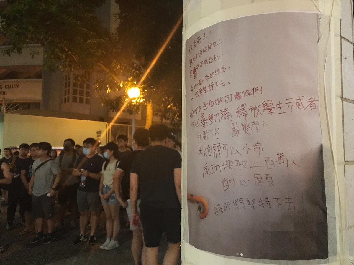 在案发现场楼梯间，留下怀疑是死者写上的“反送中”，“全面撤回条例、收回暴动论、释放学生示威者、林郑下台、严惩警方”等字句。-图取自立场报导-