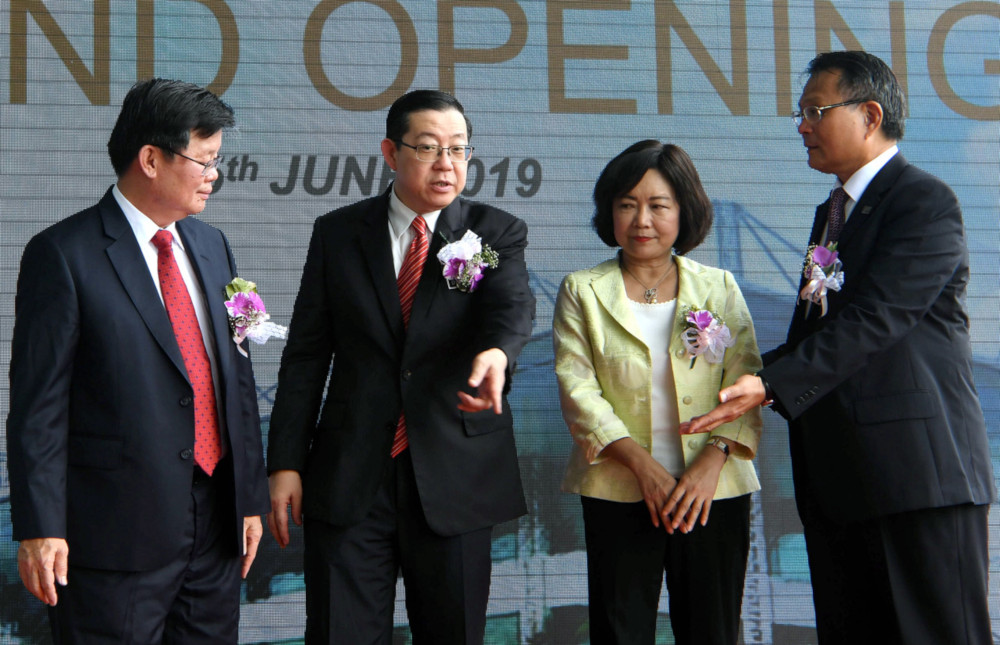 Finance Minister Lim Guan Eng and Penang Chief Minister Chow Kon Yeow (left) with Hotayi Malaysia chairman Datuk Lee Hung Lung (right) in Batu Kawan June 15, 2019. u00e2u20acu201d Bernama pic