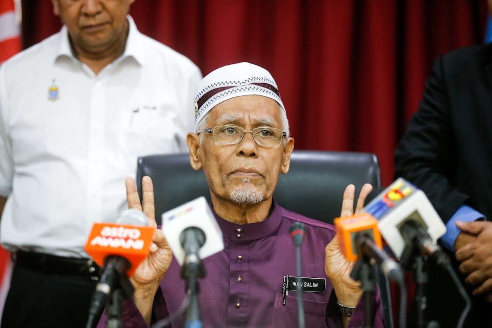 Penang Mufti Datuk Wan Salim Wan Mohd Noor speaks to the press about the Bayan Lepas Light Railway Transit (BL LRT) that will be built near Masjid Jamek Sungai Nibong Besar in George Town June 21, 2019. u00e2u20acu201d Picture by Sayuti Zainudin