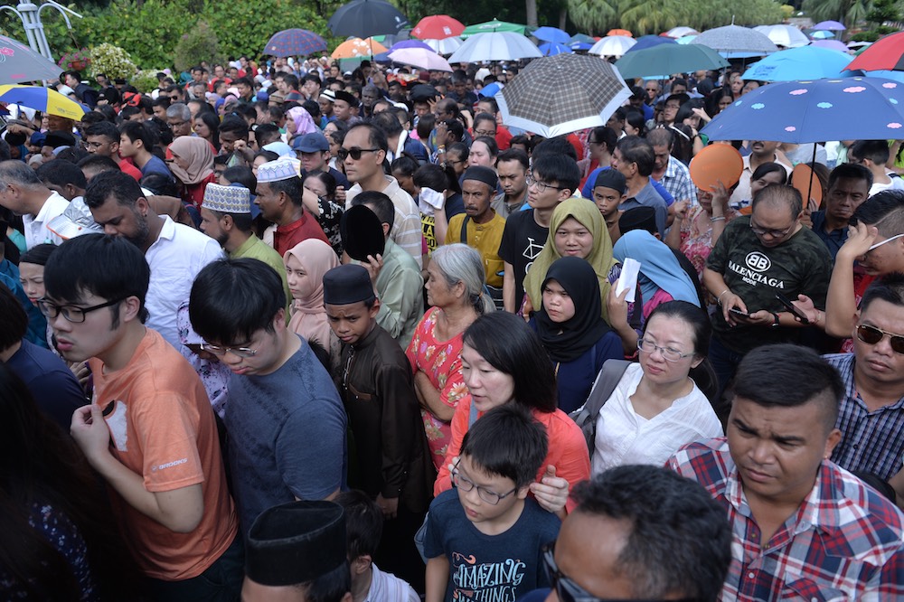 People queue for the Prime Ministeru00e2u20acu2122s Raya Open House at Seri Perdana in Putrajaya June 5, 2019. u00e2u20acu201d Picture by Mukhriz Hazim
