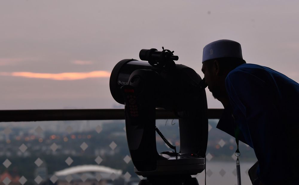 PUTRAJAYA, 3 Jun -- Ahli Jawatankuasa Melihat Anak Bulan Wilayah Persekutuan melakukan cerapan hilal syawal 1440H/2019M di Pusat Konvensyen Antarabangsa Putrajaya hari ini.n-- fotoBERNAMA (2019)