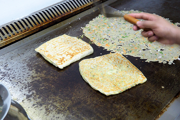 现点现做的Murtabak和thosai。-Lee Khang Yi摄-