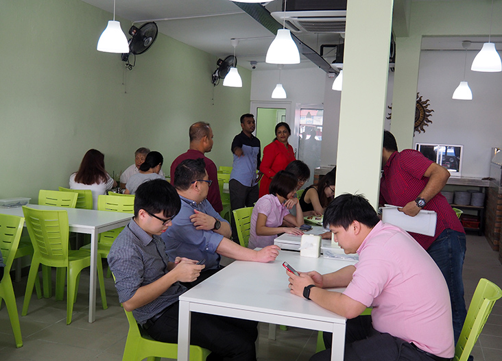 由于这家分店前身也是餐馆，米塔直接使用留下来的桌椅。-Lee Khang Yi摄-