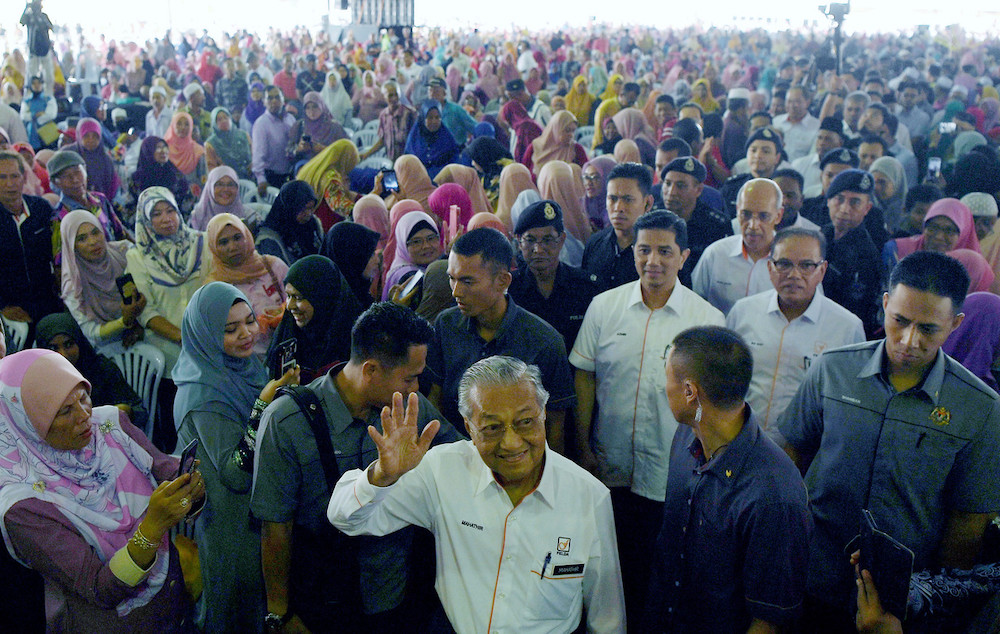 Prime Minister Tun Dr Mahathir Mohamad waves as he arrives for the Felda Settlers Day 2019 celebration in Felda Selancar 3, Rompin July 7, 2019. u00e2u20acu201d Bernama pic