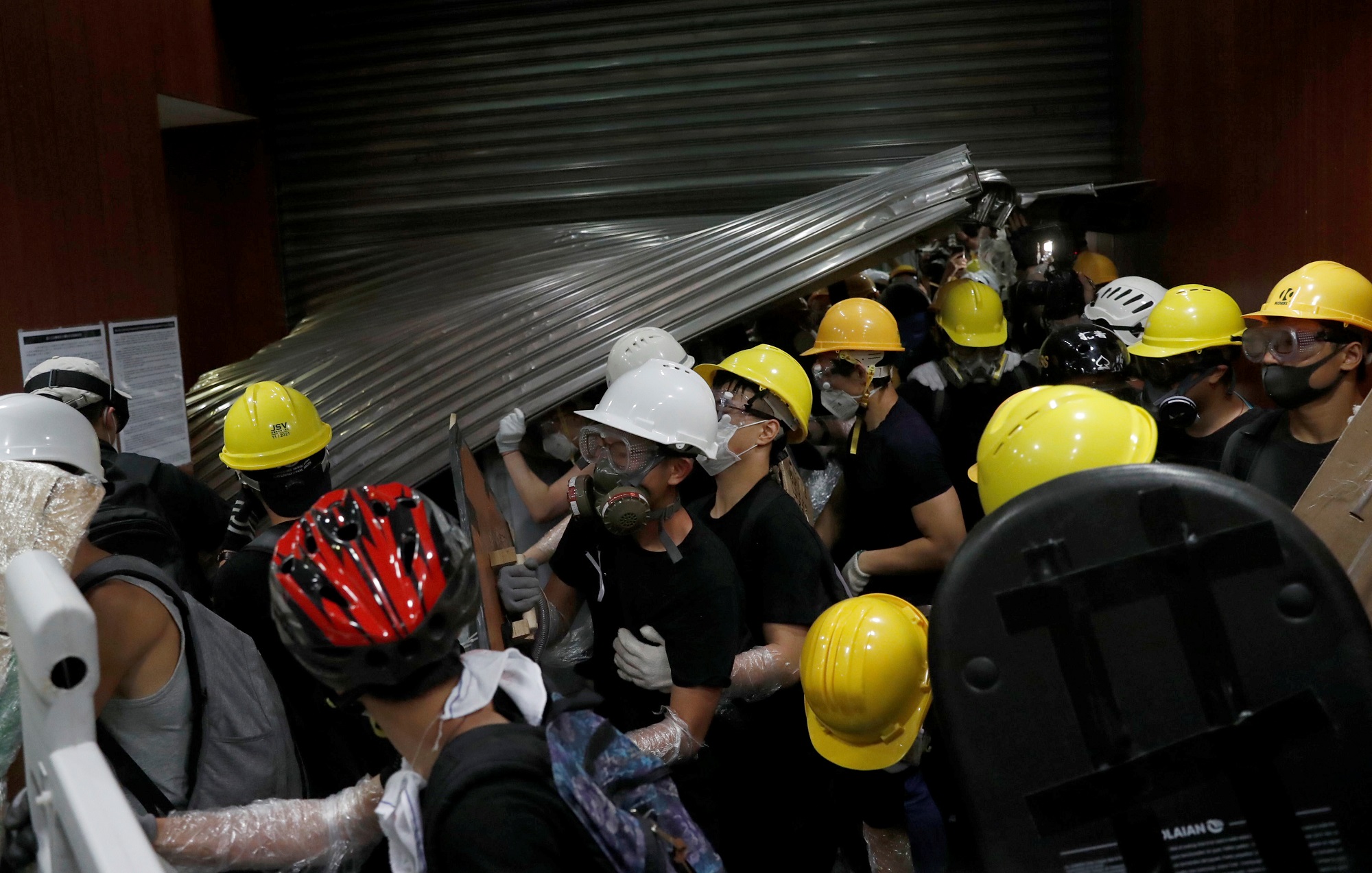 示威者周一晚间撬开香港立法会的铁门，进入立法会场内。-路透社-