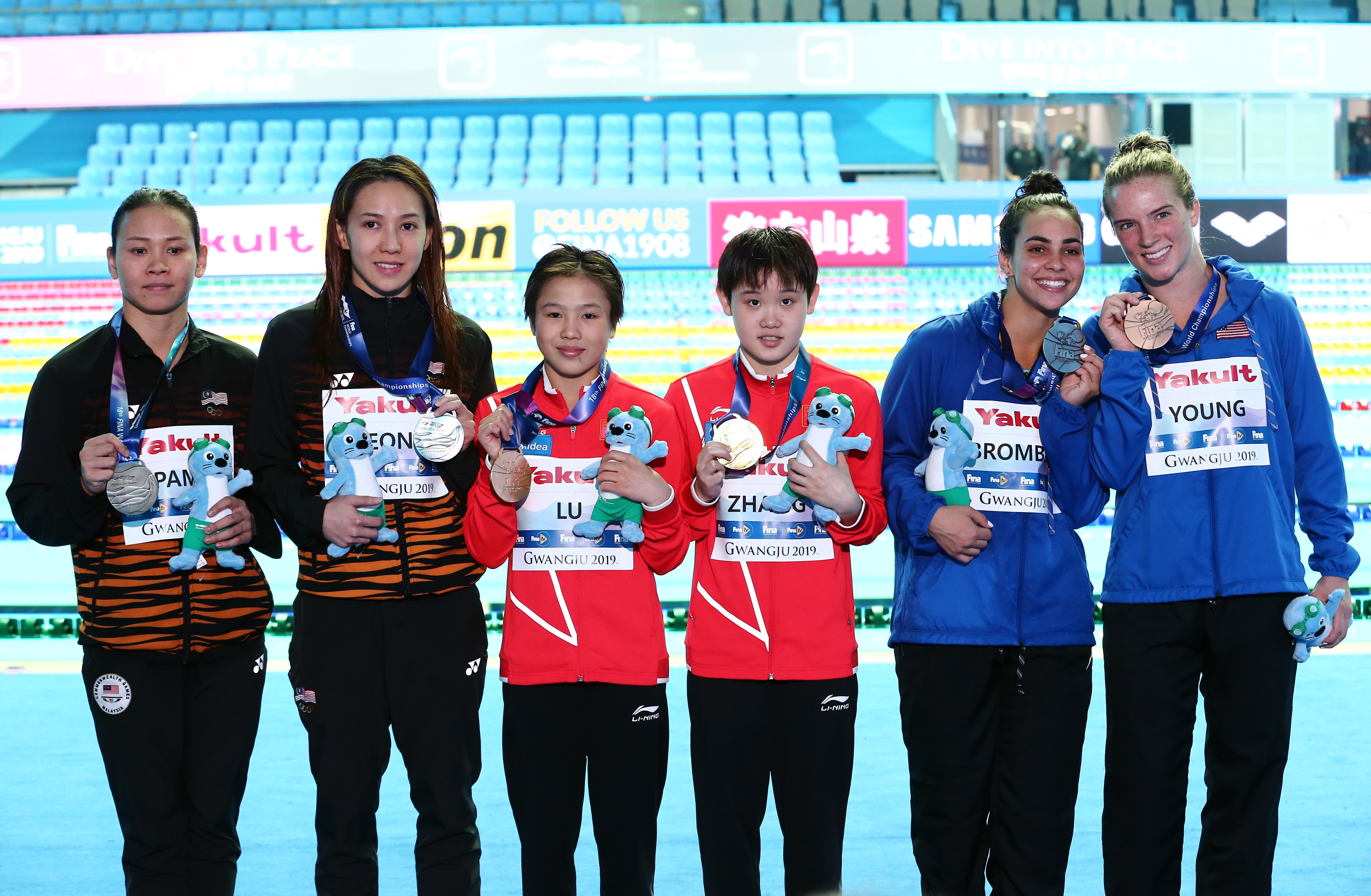 左起银牌得主潘德蕾拉/梁敏仪、中国冠军组合卢为/张家齐以及美国铜牌得主布隆姆博格/卡特丽娜-杨。-路透社-