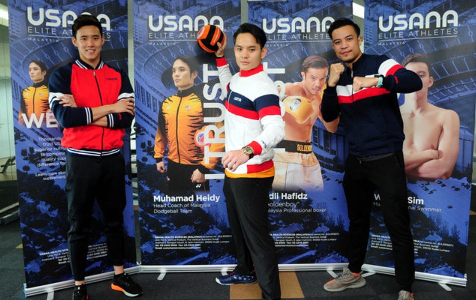 沈威胜（左）和大马躲避球教练海迪以及拳击手哈菲达出席赞助商签约仪式。-马新社-