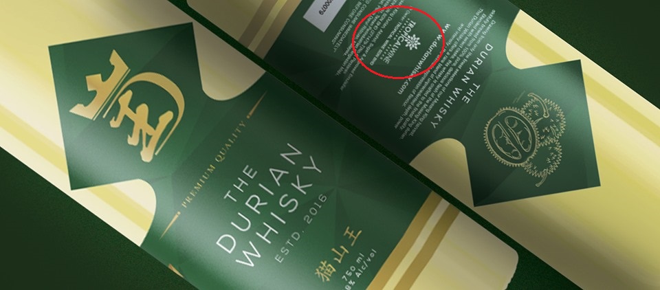 在猫山王威士忌的瓶身上，印有热带果王集团（Tropical Wine Sdn Bhd）的Logo和字眼。-摘自The Durian Whisky脸书-