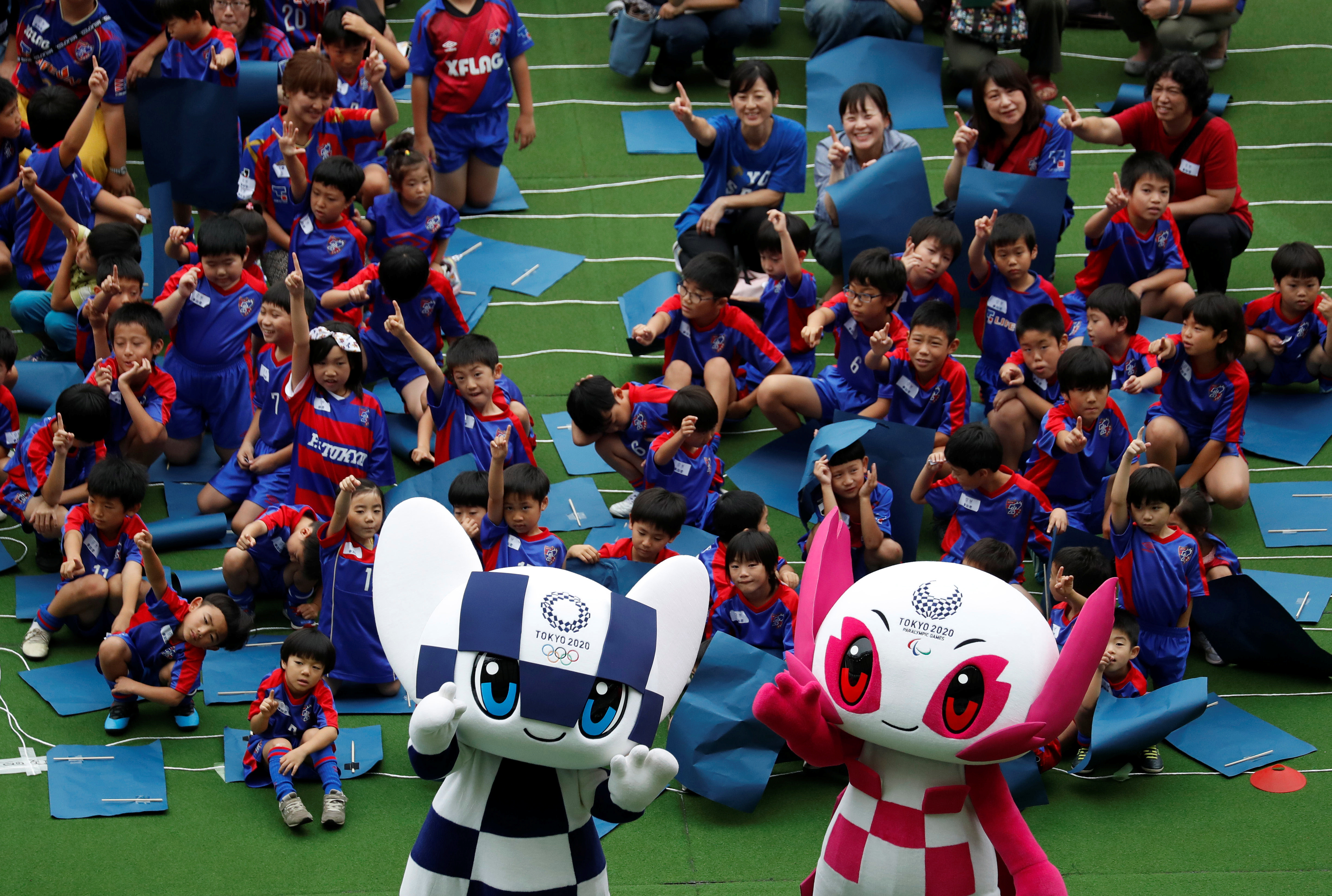 东京奥运会吉祥物是由小学生投票选出，也是创了历史先河。-路透社-