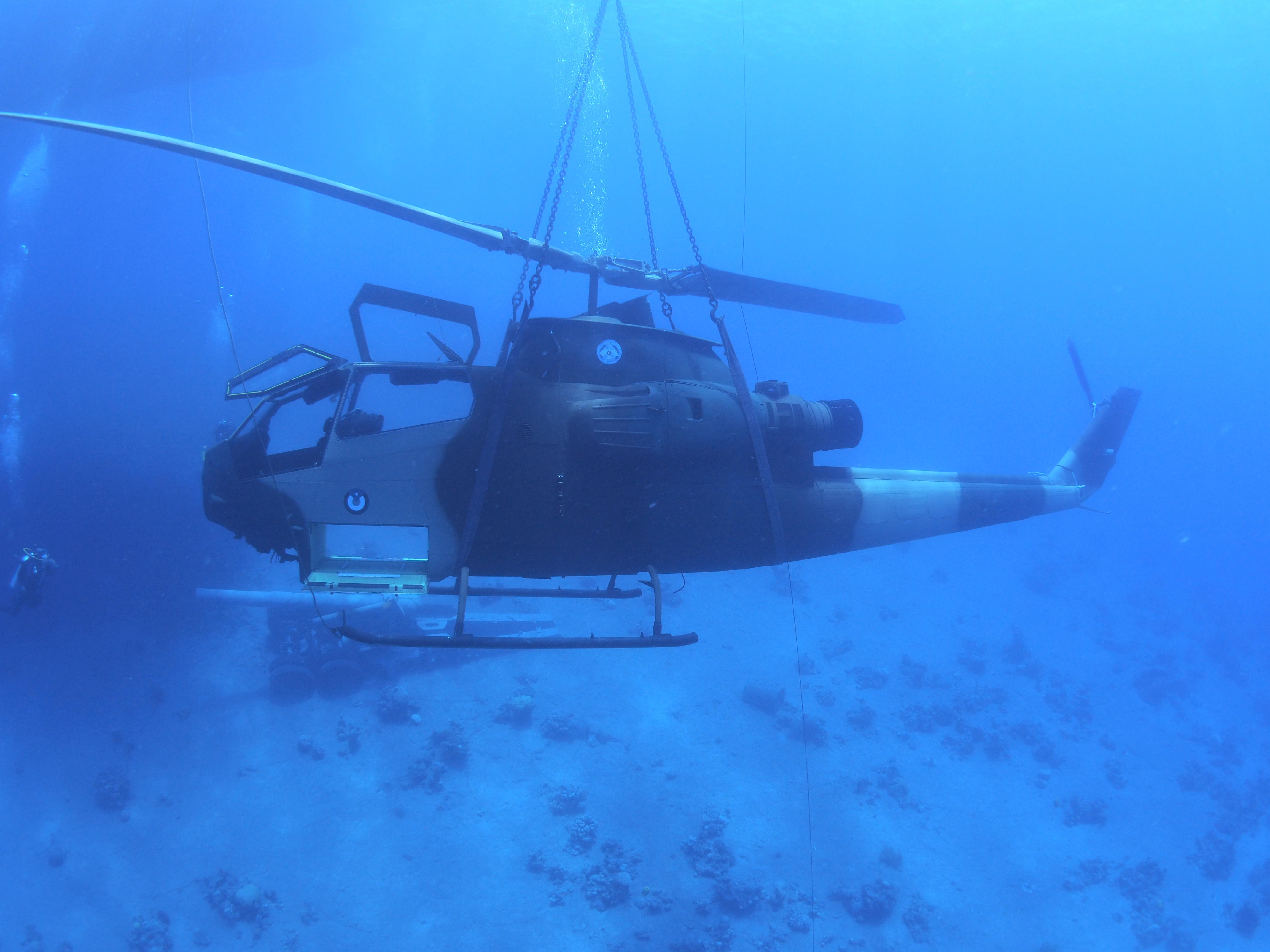 已退役的军事直升机正沉入海底。-路透社-