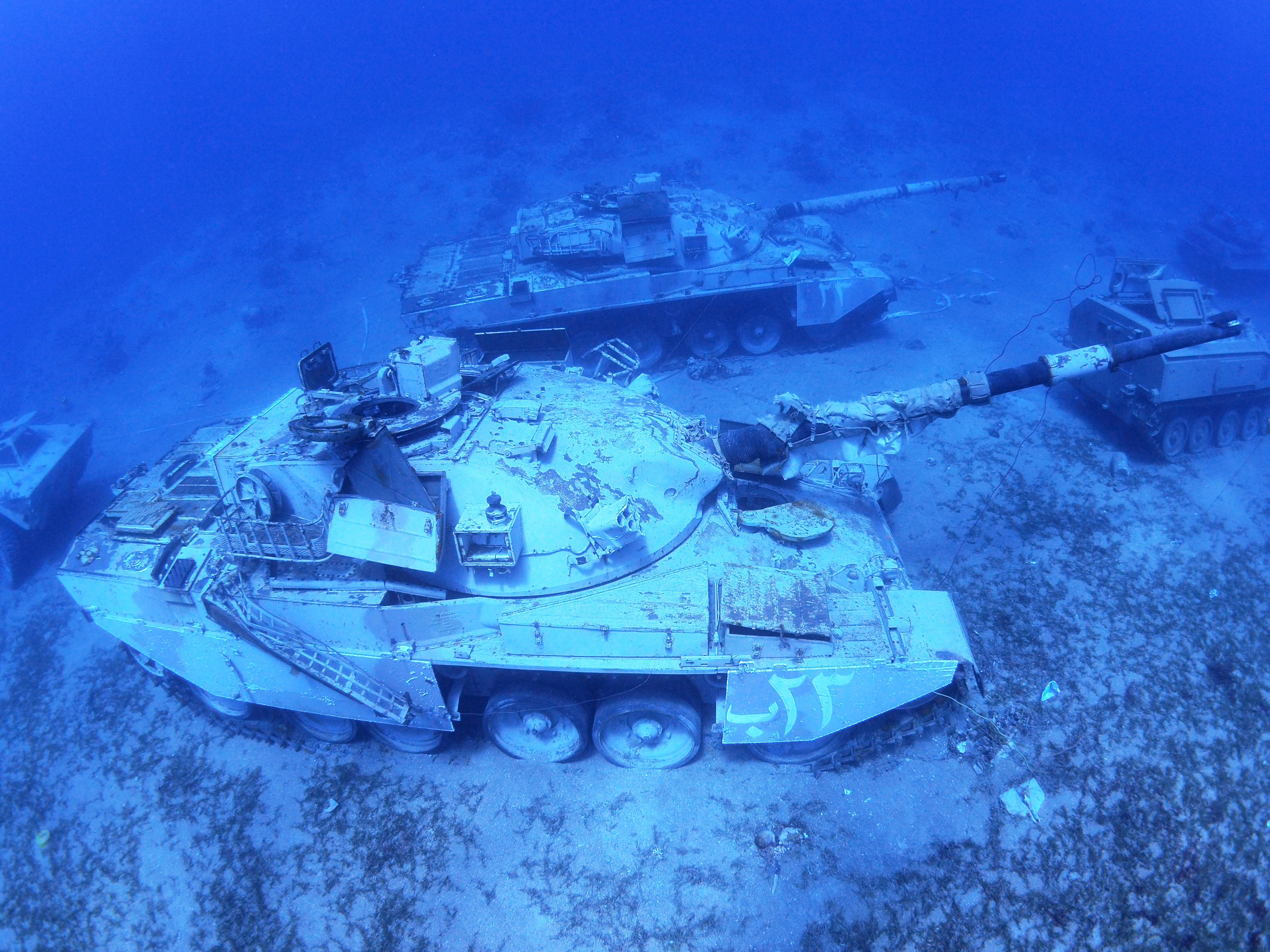 这些坦克被沉入28米深的海底。-路透社-