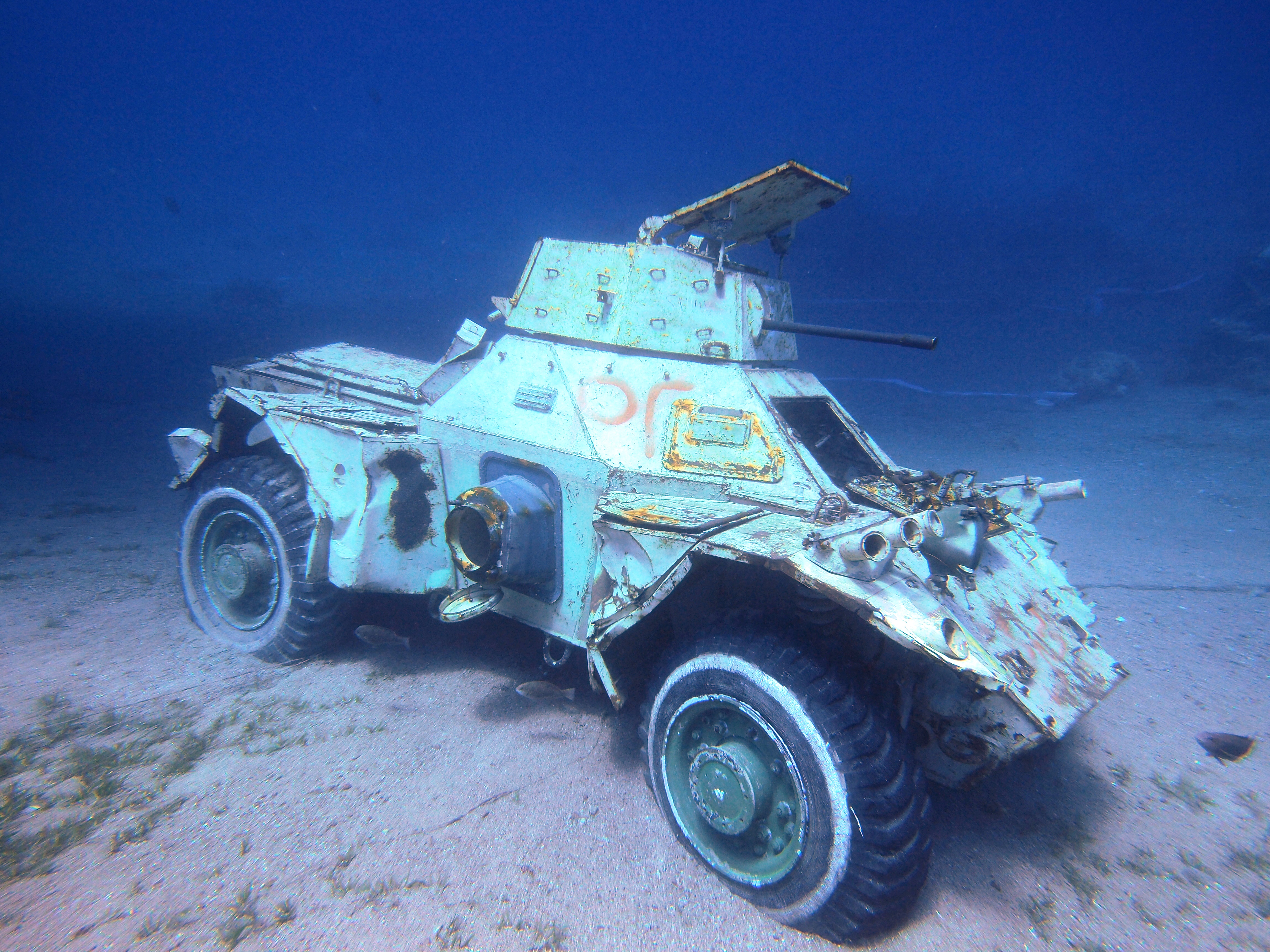 已经在海底“呆”着的军事车辆。-路透社-