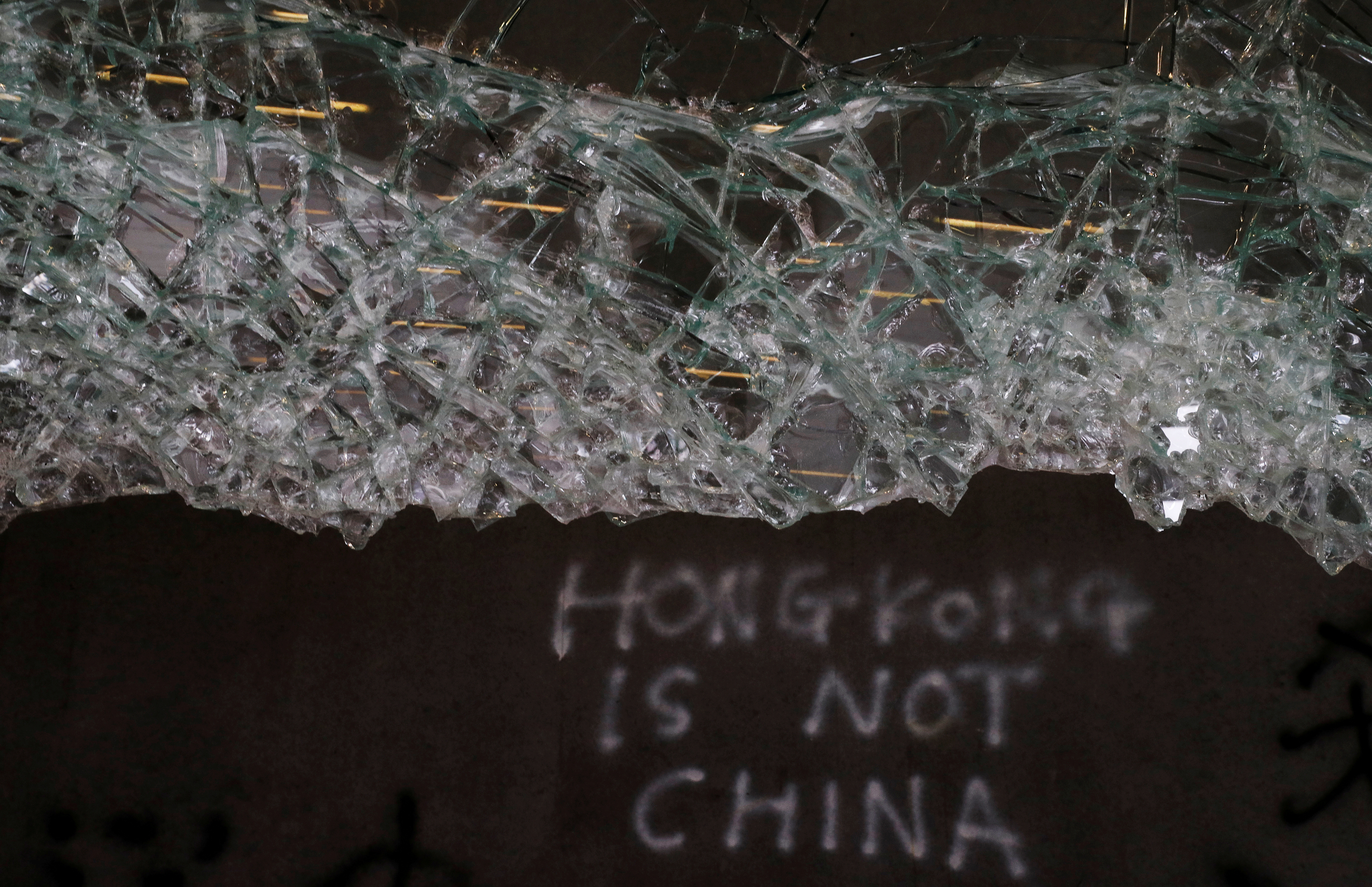 香港示威者强行攻占立法会，大楼内遭大肆破坏，玻璃门窗几乎全被摧毁。-路透社-