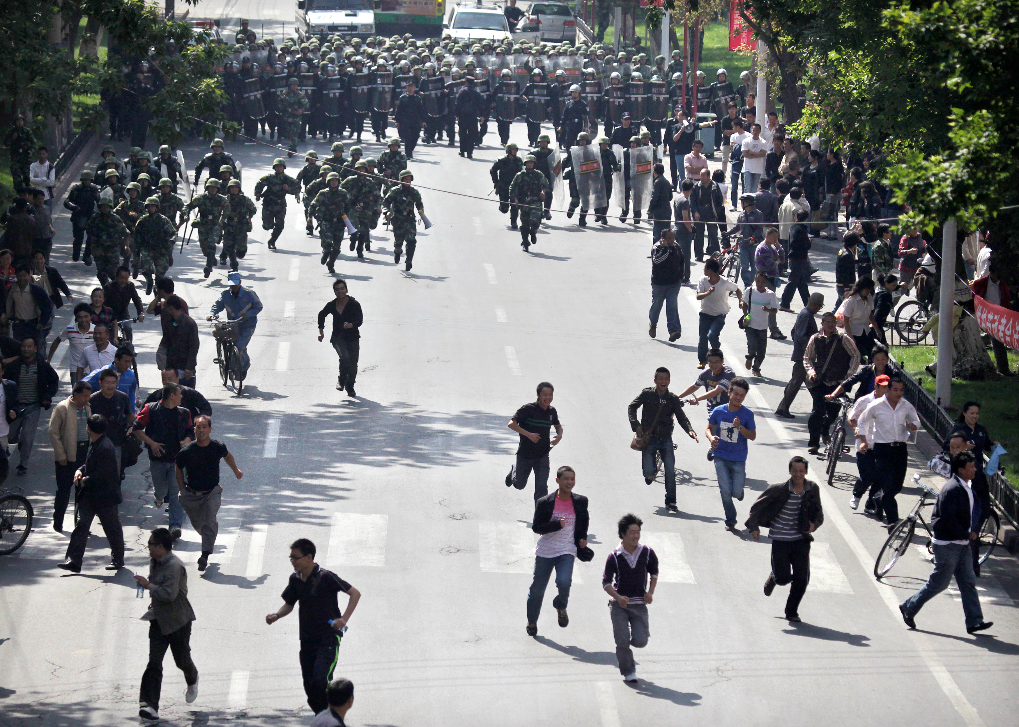 2009年7月5日乌鲁木齐发生大骚乱，当局出动大批军警武力镇压，这场骚乱据报造成近200人死亡。-路透社-