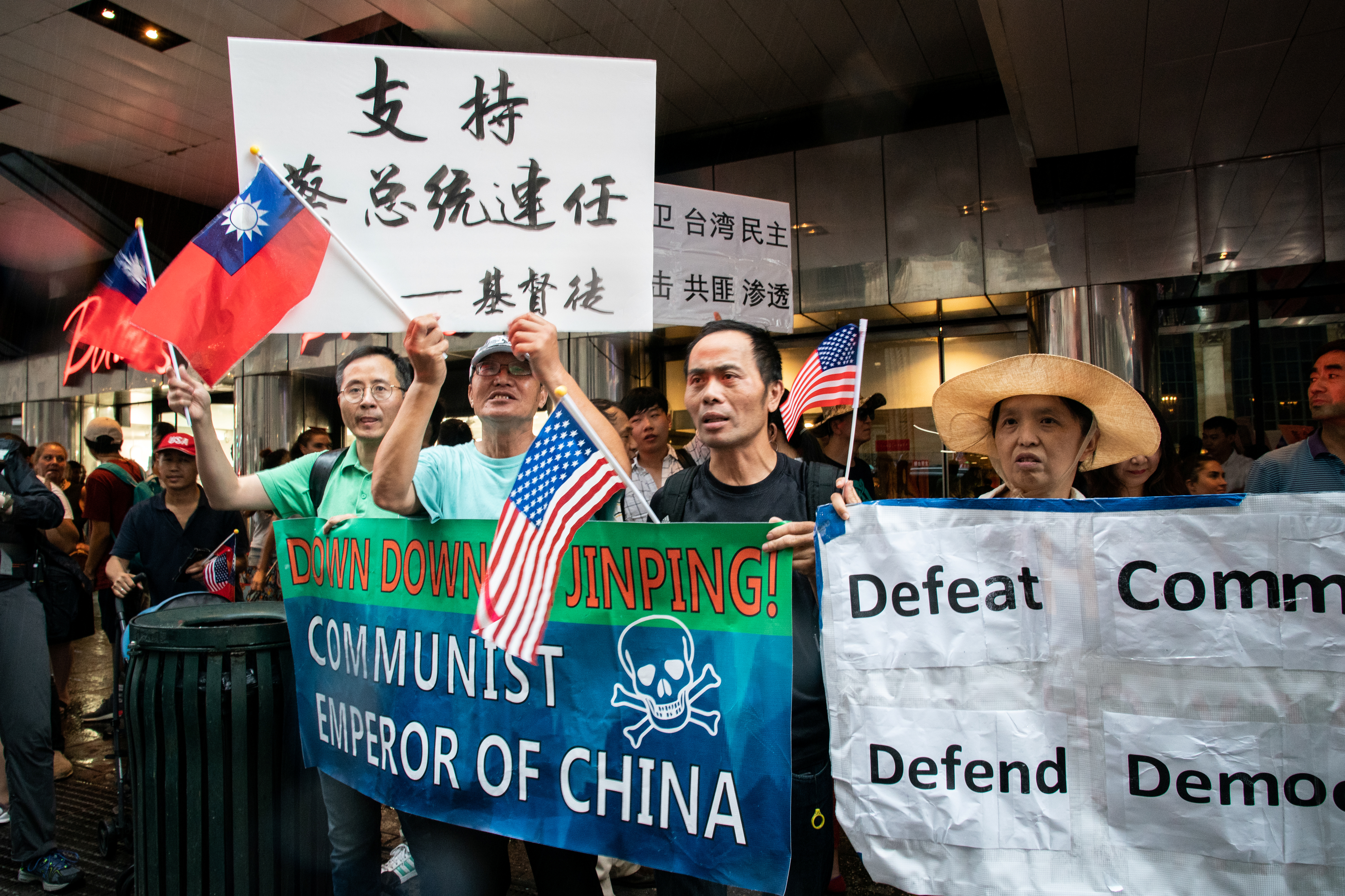 包括中国民主党全国委员会等支持者在现场高喊“支持蔡英文”、“支持台湾人拥有主权”。-路透社-