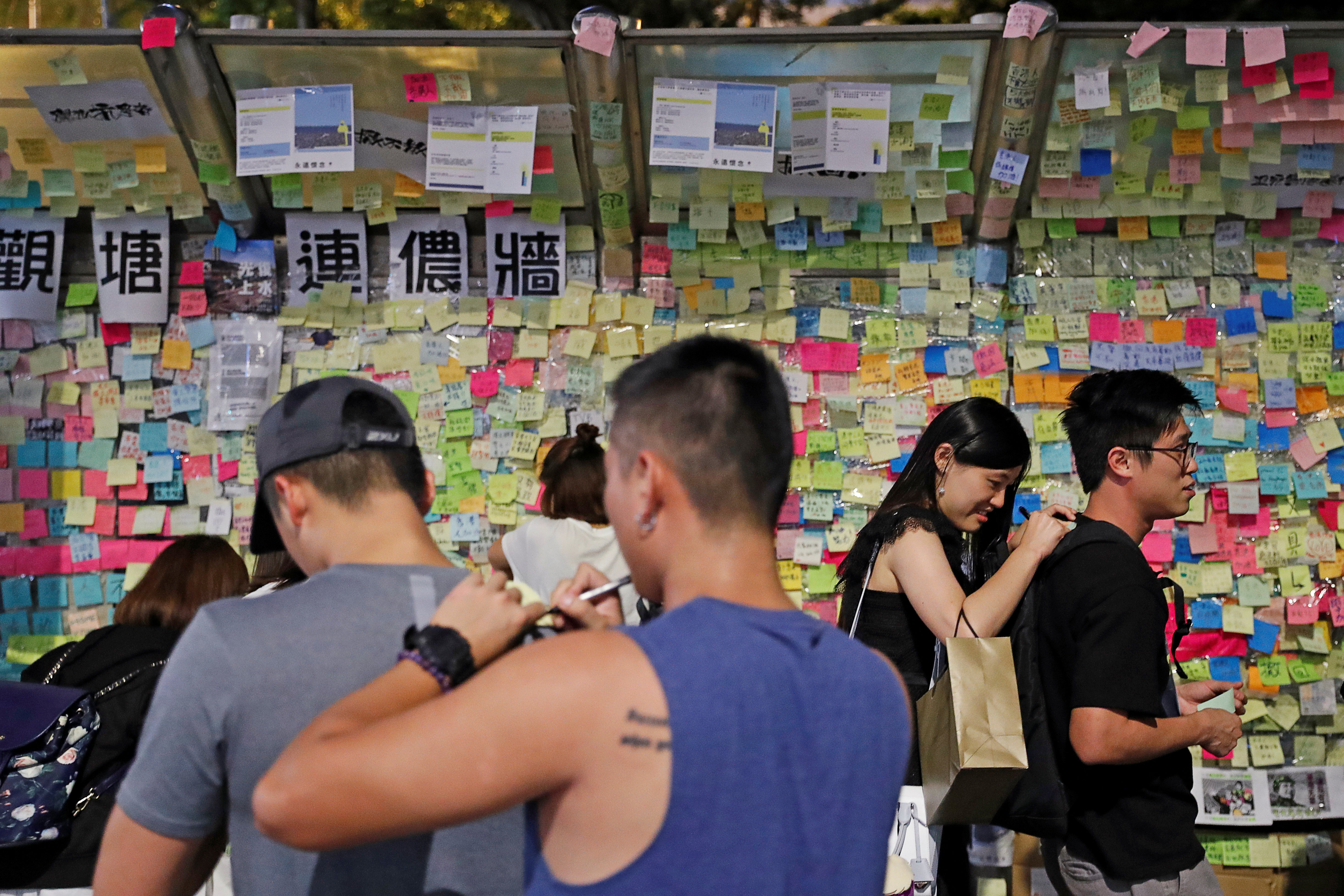 民众在“连侬墙”上贴满了写着：“香港人加油！”“自由香港！”“没有暴动，只有暴政”等标语。-路透社-