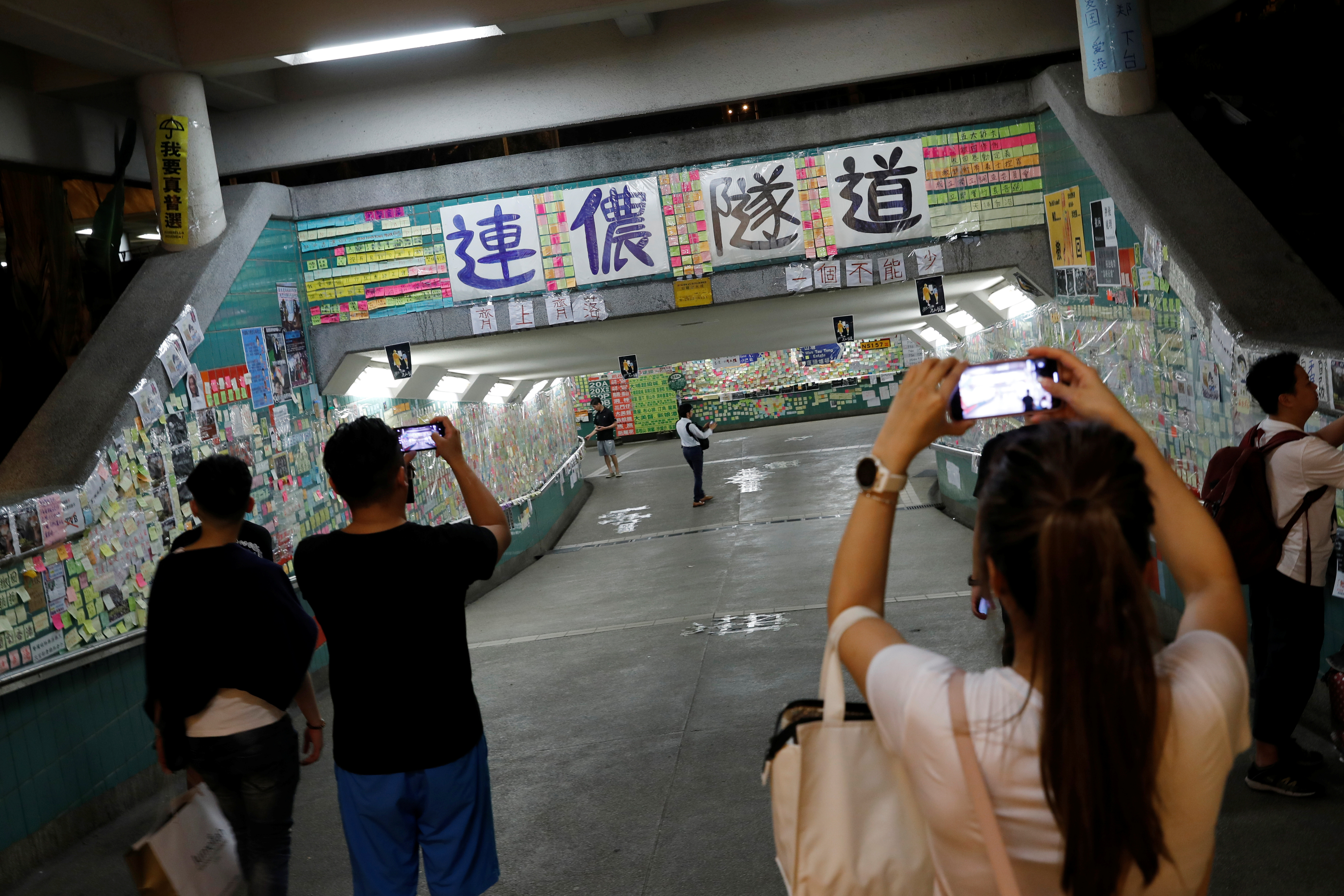 彩色便条纸上写满市民对条例、对政权、以至对整个香港的想法，由最初只是一幅小墙，到延绵数十公尺，甚至如大埔进化成一公里的“连侬隧道”。-路透社-
