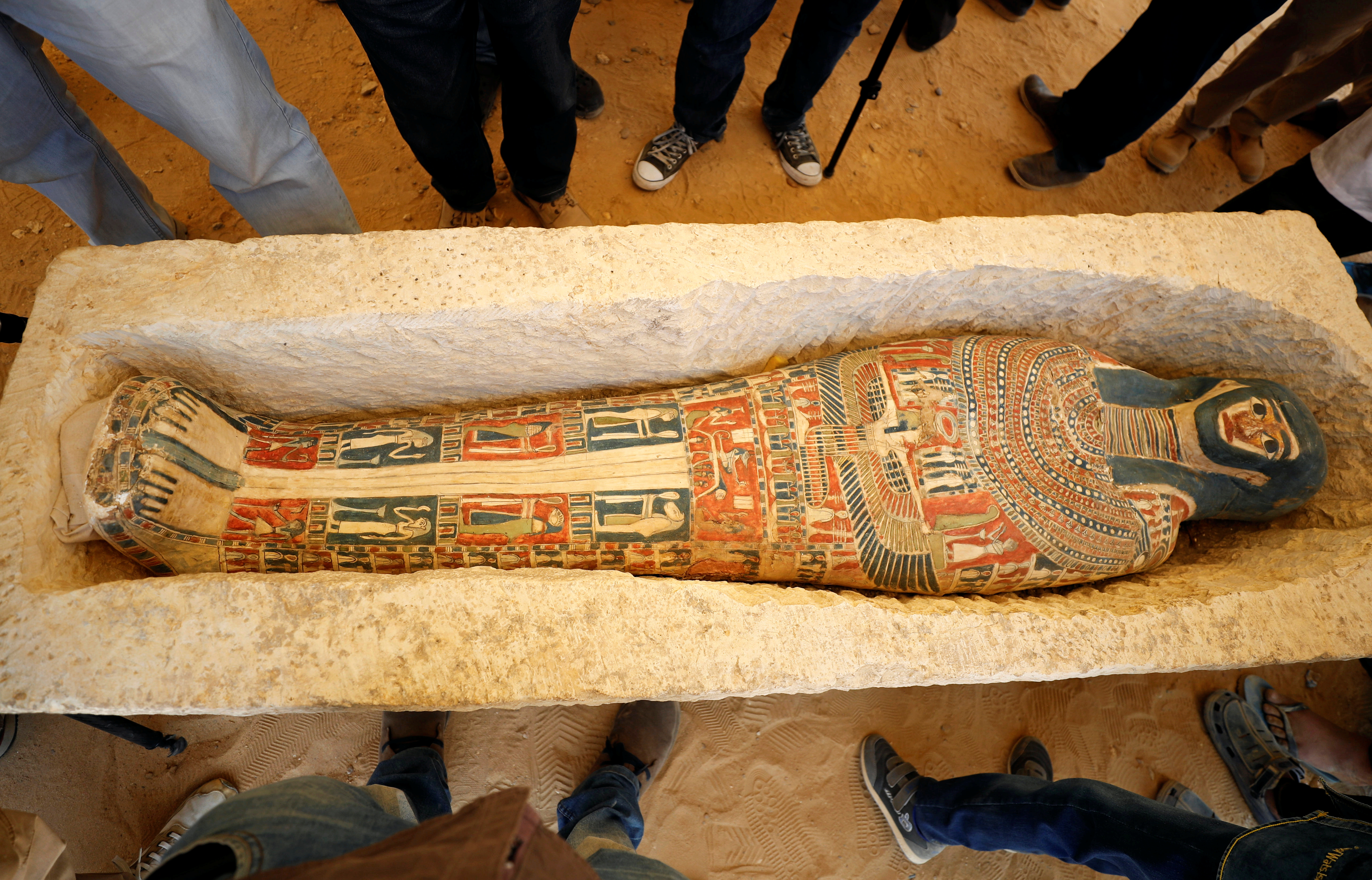 考古学家发现一系列古物，包括石头、陶土以及木制棺材，部分棺材甚至装有木乃伊。-路透社-