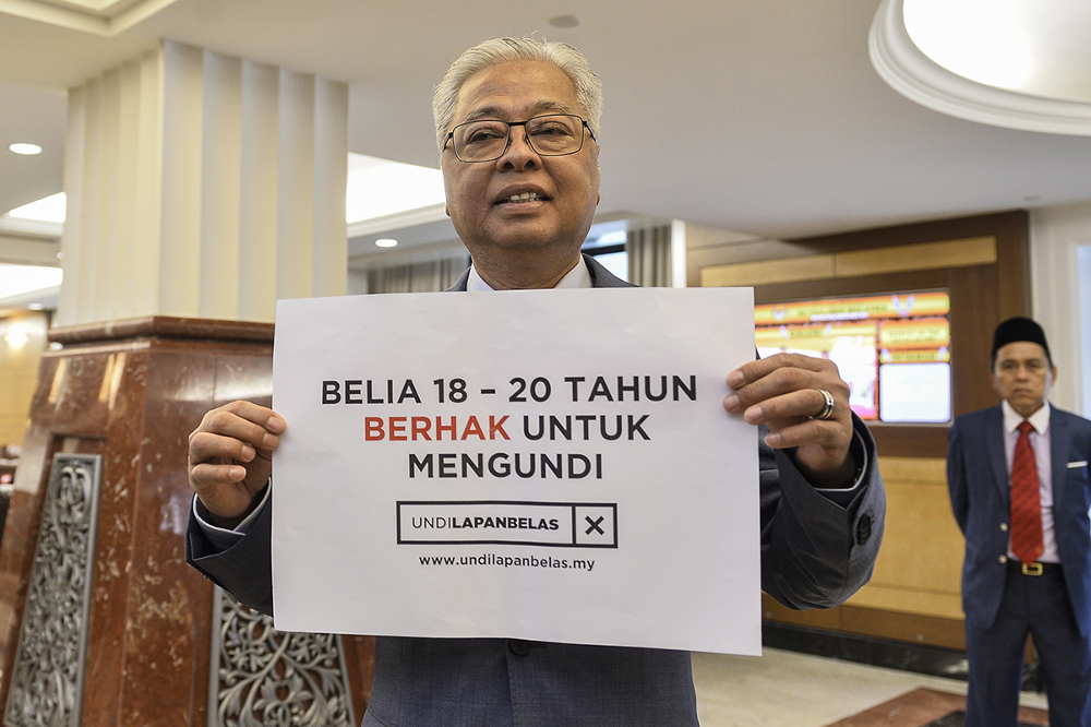 Opposition leader Datuk Seri Ismail Sabri shows his support for the Undi 18 Bill at Parliament on July 16, 2019. u00e2u20acu201d Picture by Miera Zulyana