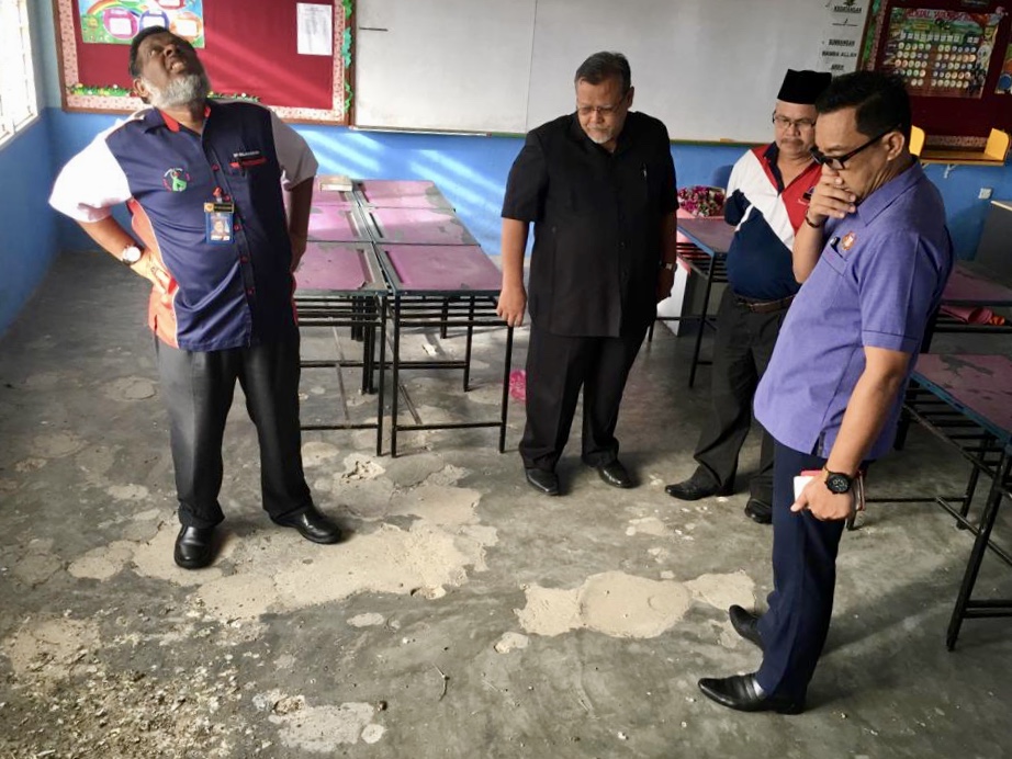  (From left) Johor health director Dr Selahuddeen Abd Aziz, state Education, Human Resources, Science and Technology Committee chairman Aminolhuda Hassan and also Health, Culture, and Heritage Committee chairman Mohd Khuzzan Abu Bakar inspecting the bird 
