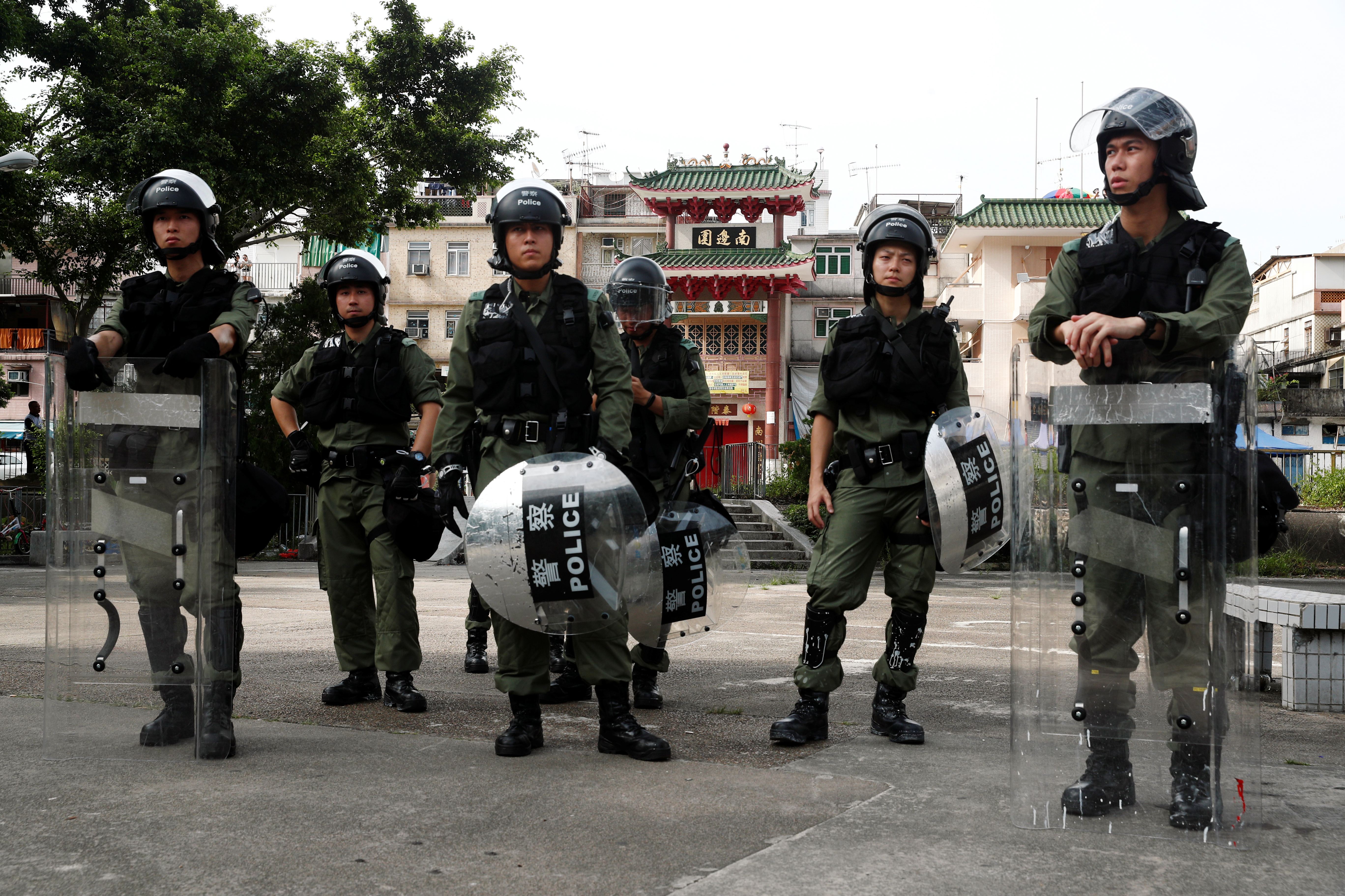 近百名防暴警察在元朗南边围村口手持长盾、圆盾等做布防。-路透社-
