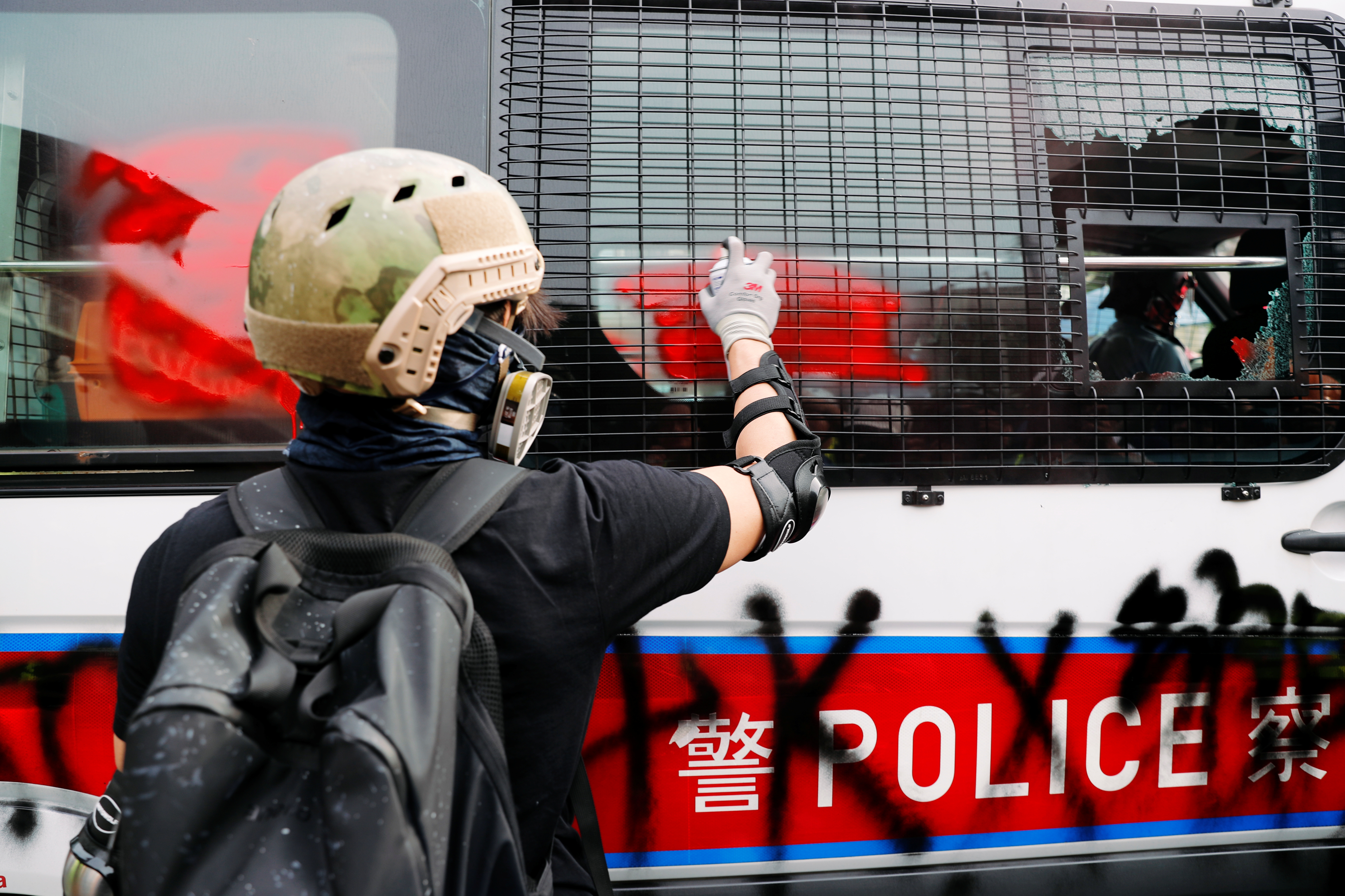 有示威者将警车车窗打至爆裂，并用黑漆在车身上喷上粗口字句，及黑帮社团名称。-路透社-