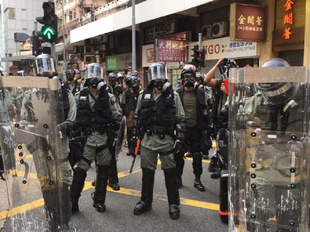 西环现场，部分警察的头盔上贴有单面反光胶纸，遮盖警员面容。- USP United Social Press 社媒-