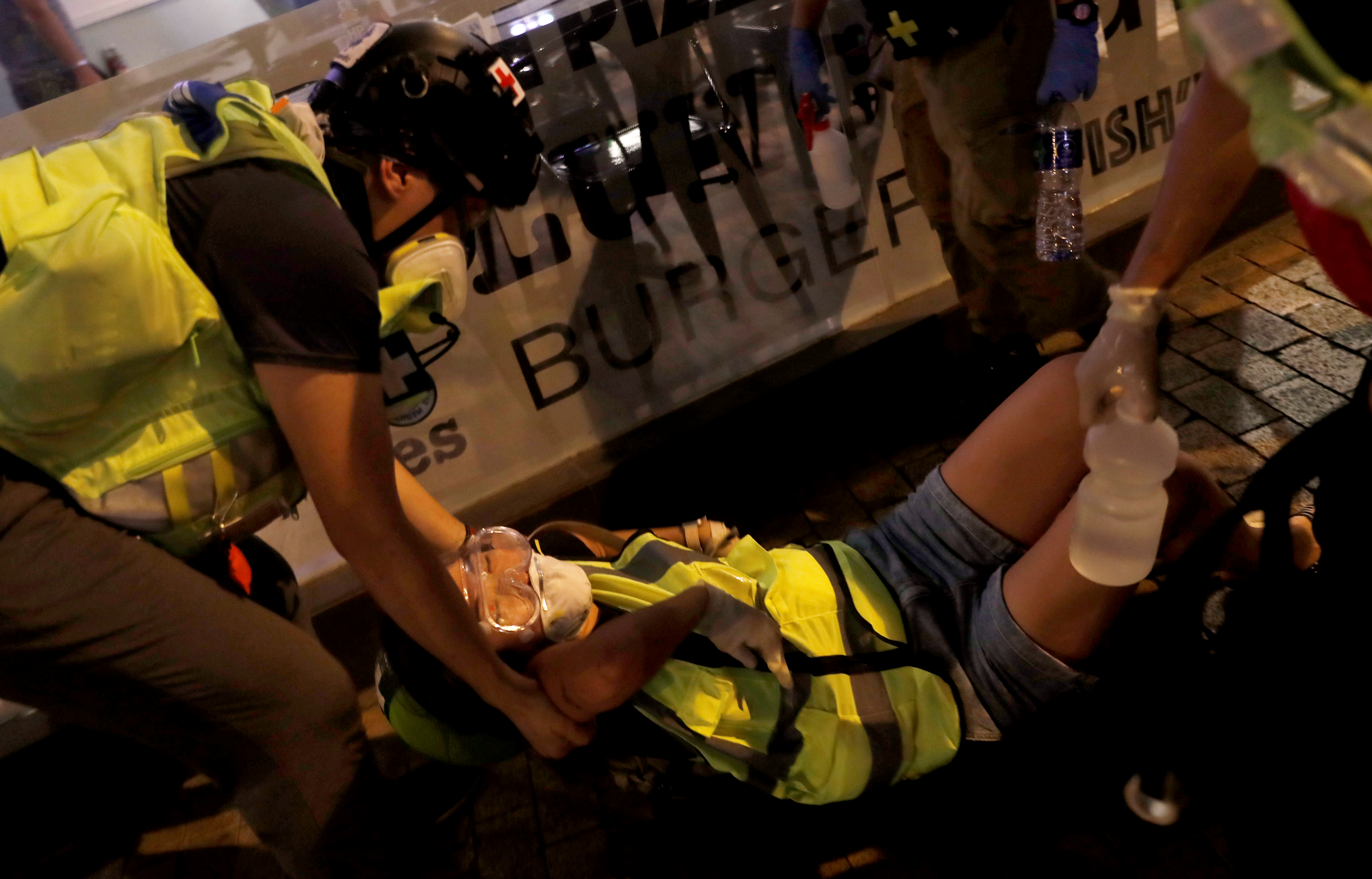 身穿反光衣的急救志愿者亦受伤倒地。-路透社-