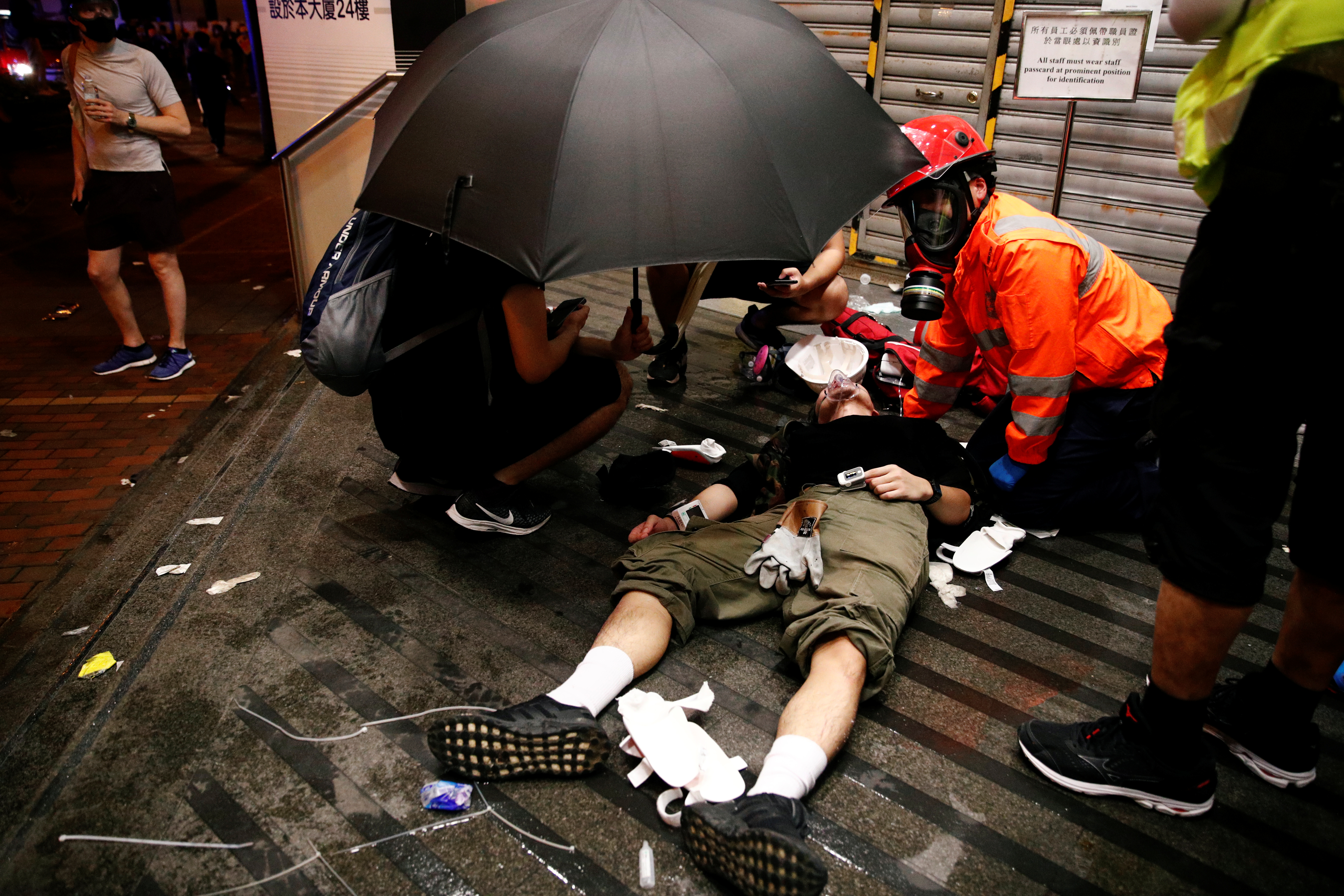 前一波警民冲突中受伤挂彩的示威群众。-路透社-