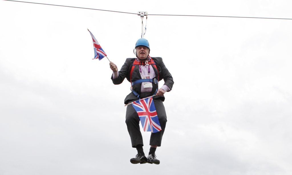 约翰逊2012年8月体验高空滑索，以宣传伦敦奥运，却卡住在空中的搞笑画面。-图取自网络-
